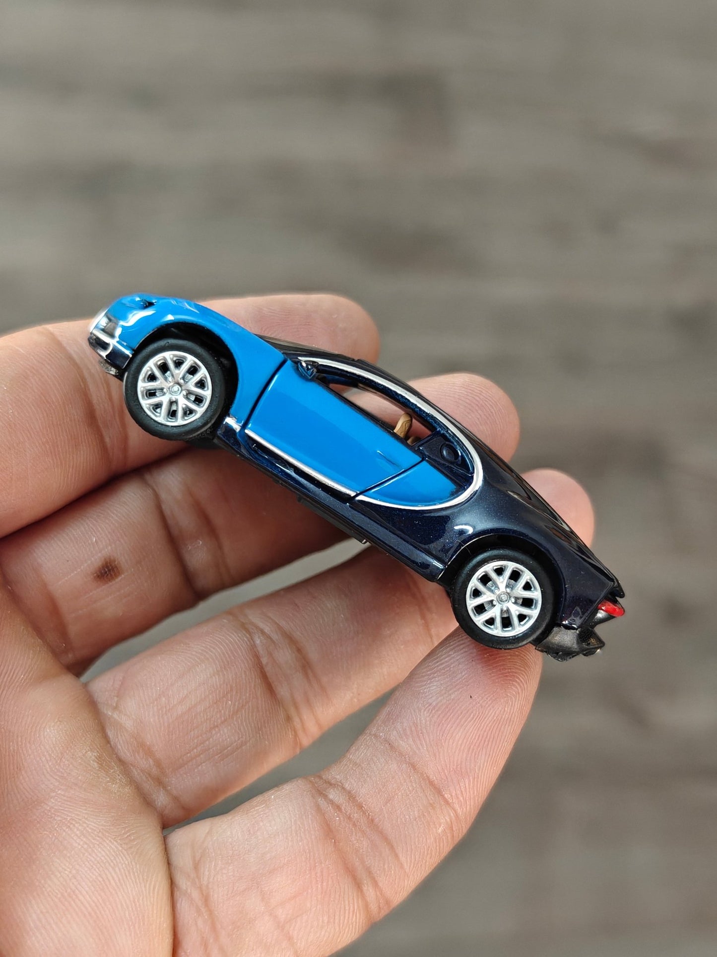1:64 Bburago Bugatti Chiron - Blue (Open Box) - Kinder Logs