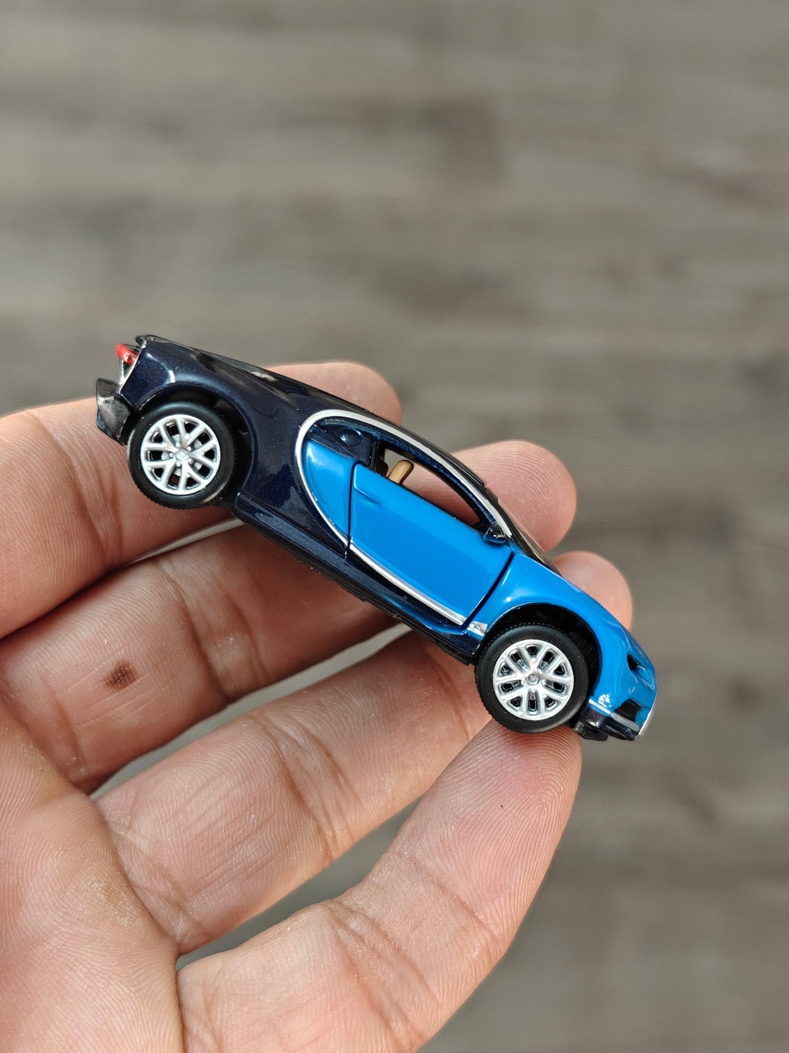 1:64 Bburago Bugatti Chiron - Blue (Open Box) - Kinder Logs