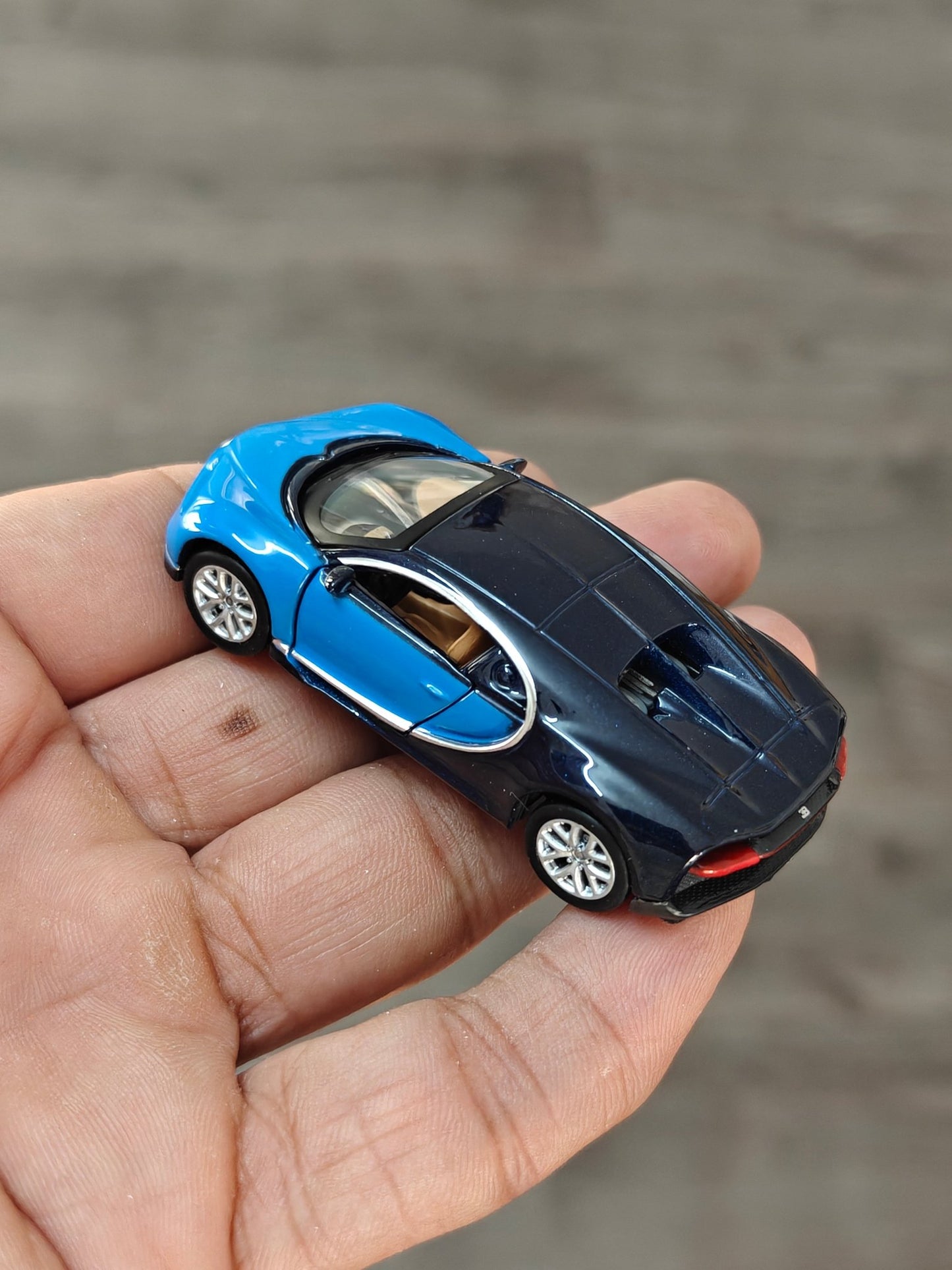 1:64 Bburago Bugatti Chiron - Blue (Open Box) - Kinder Logs
