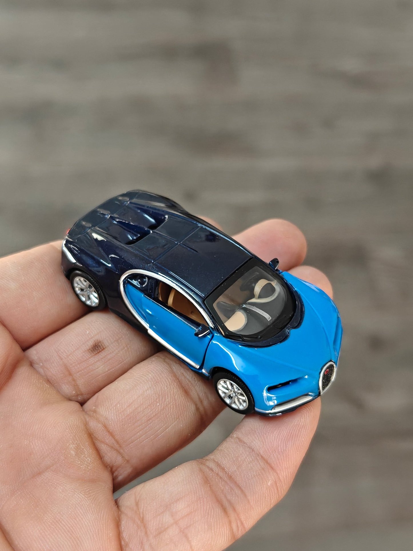 1:64 Bburago Bugatti Chiron - Blue (Open Box) - Kinder Logs