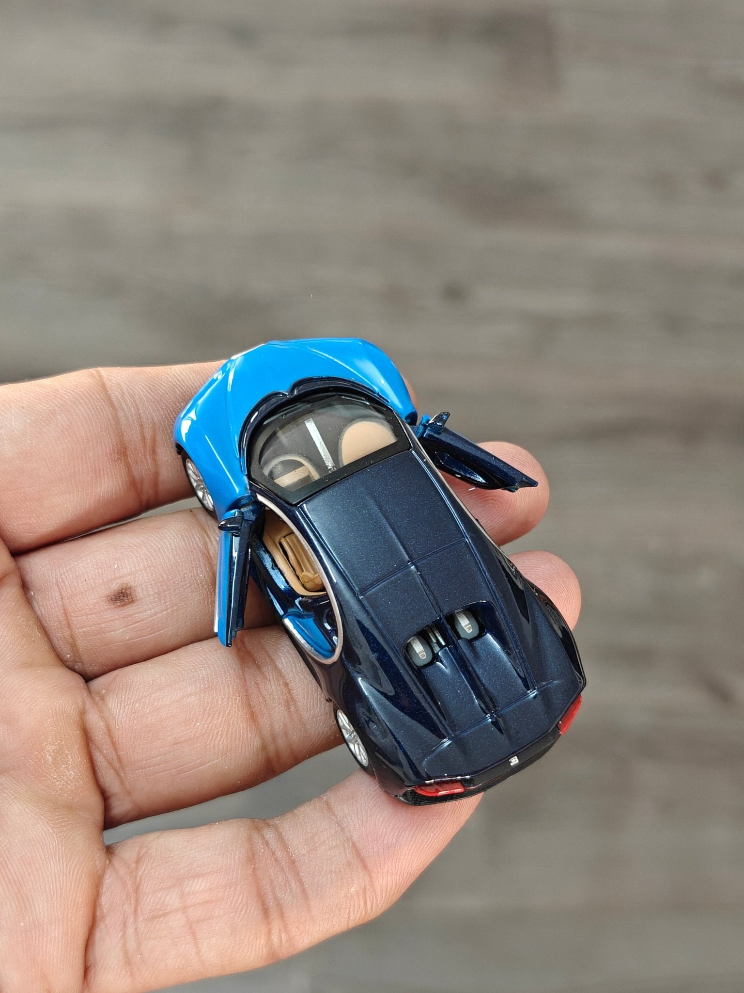 1:64 Bburago Bugatti Chiron - Blue (Open Box) - Kinder Logs