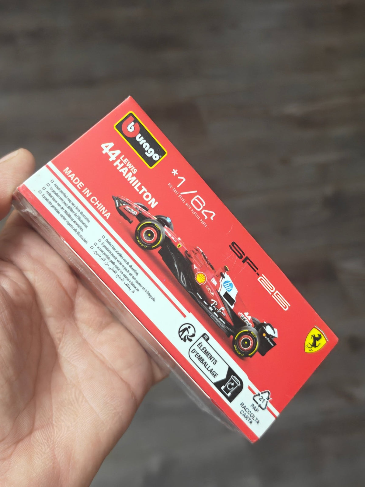 1:64 Bburago Ferrari F1 Racing SF-25 Lewis Hamilton #44 (Sealed Box) - Kinder Logs
