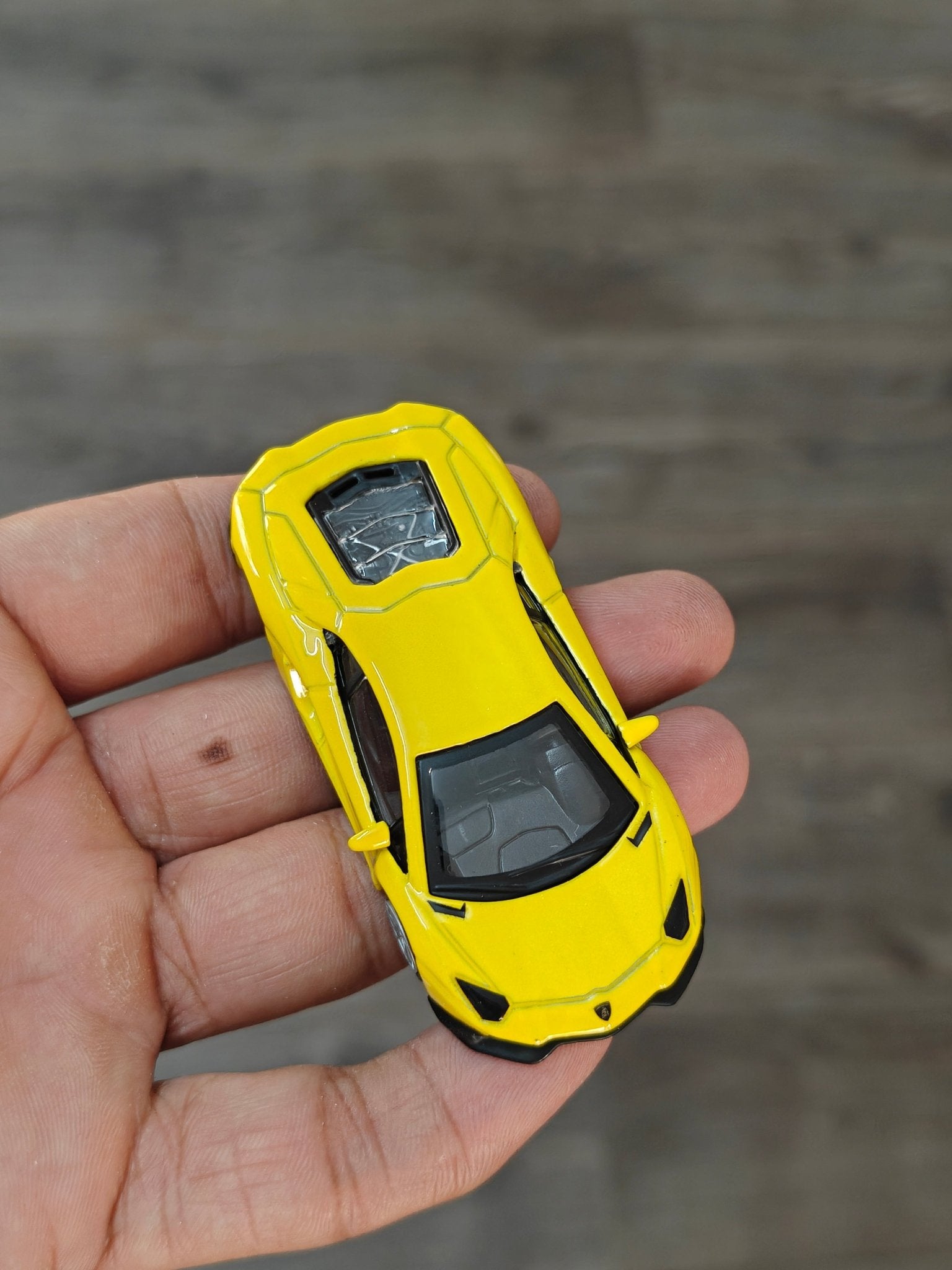 1:64 Bburago Lamborghini Aventador - Yellow (Open Box) - Kinder Logs