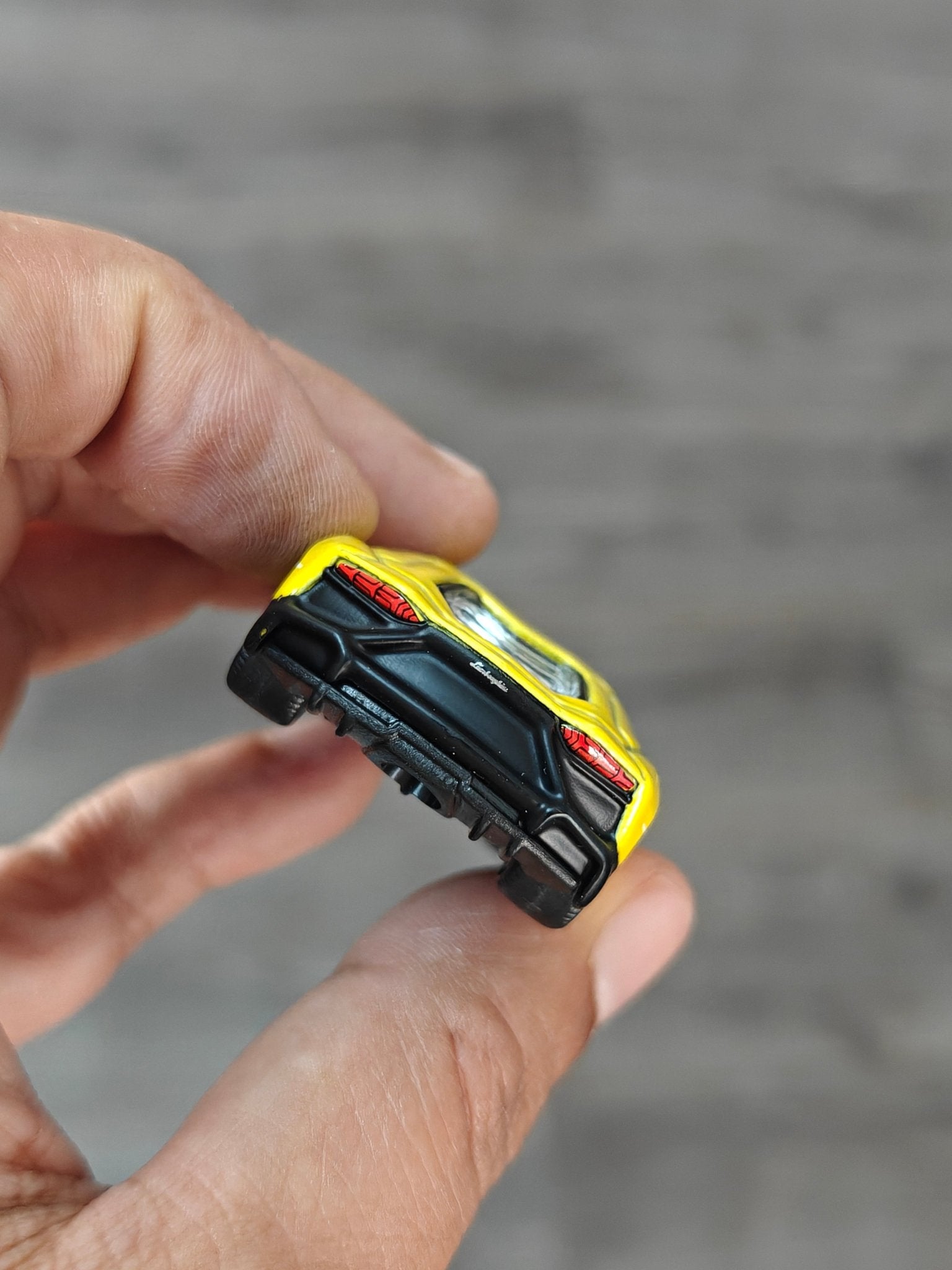 1:64 Bburago Lamborghini Aventador - Yellow (Open Box) - Kinder Logs