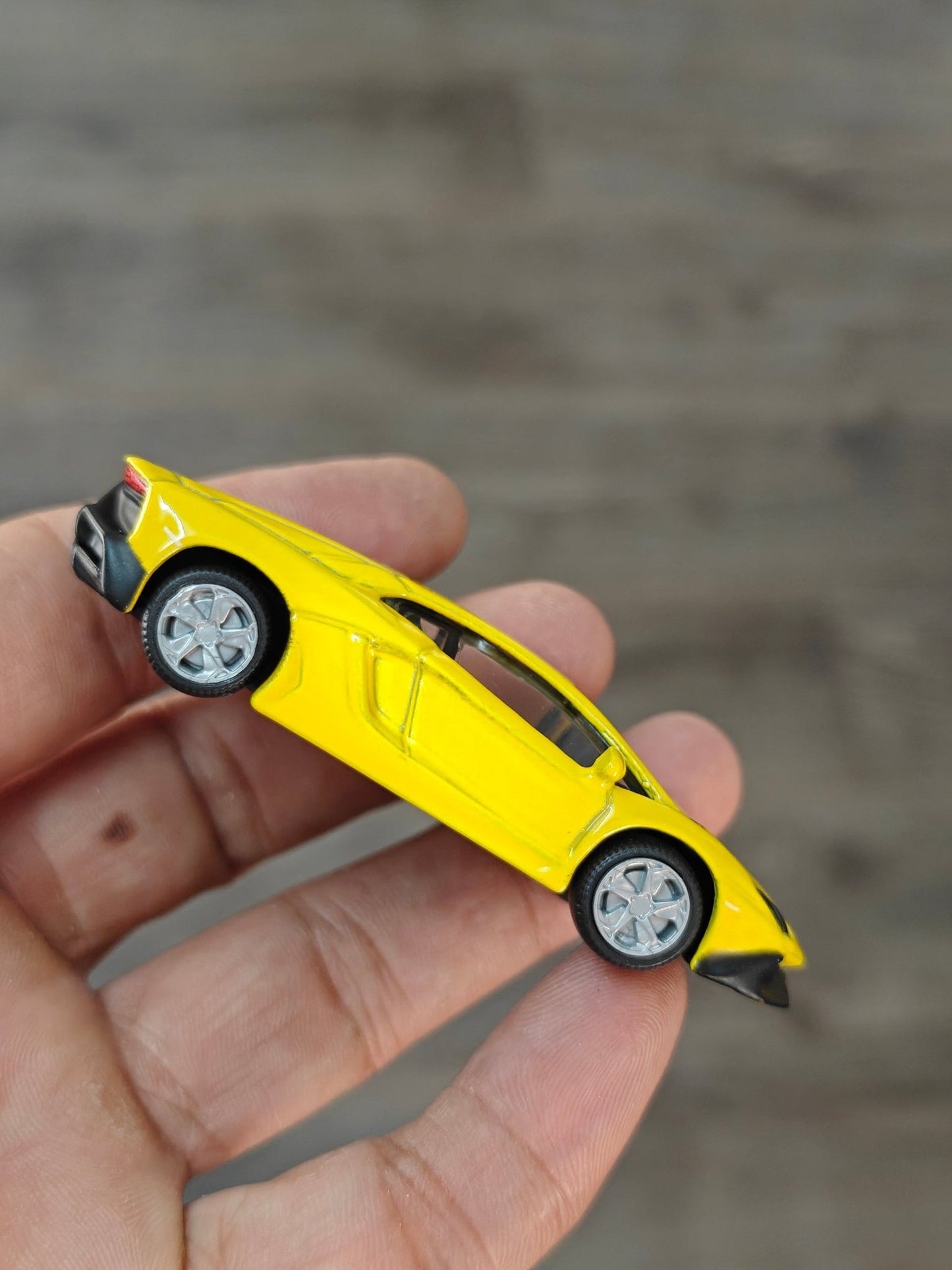 1:64 Bburago Lamborghini Aventador - Yellow (Open Box) - Kinder Logs