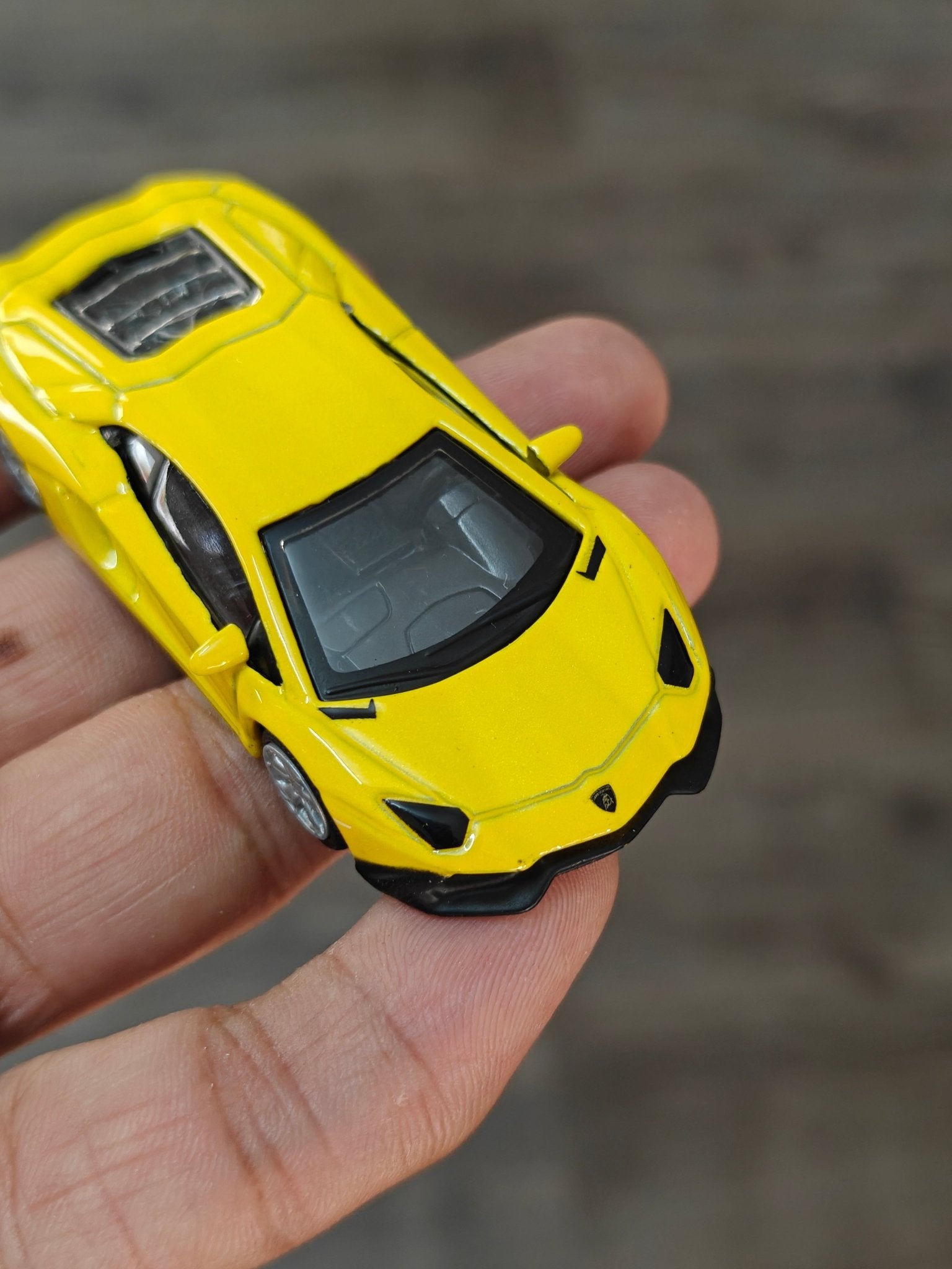 1:64 Bburago Lamborghini Aventador - Yellow (Open Box) - Kinder Logs