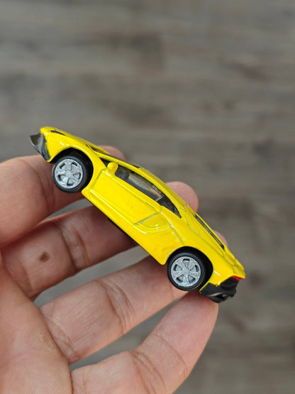 1:64 Bburago Lamborghini Aventador - Yellow (Open Box) - Kinder Logs