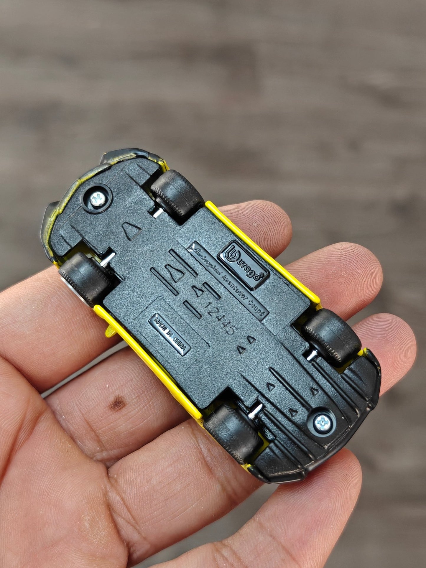 1:64 Bburago Lamborghini Aventador - Yellow (Open Box) - Kinder Logs