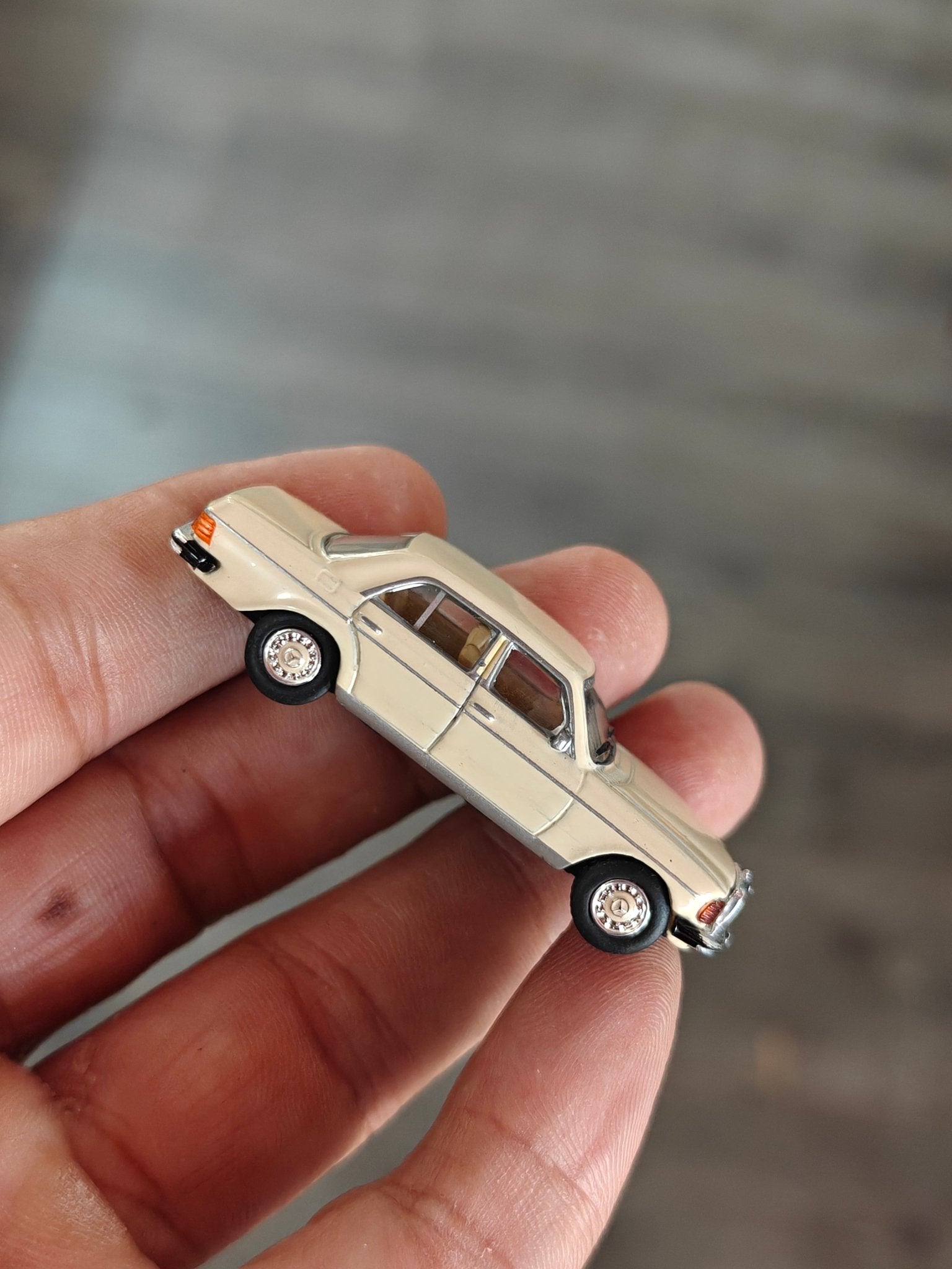 1:87 Schuco Mercedes - Benz W123 Sedan - Beige (Uncarded) - Kinder Logs