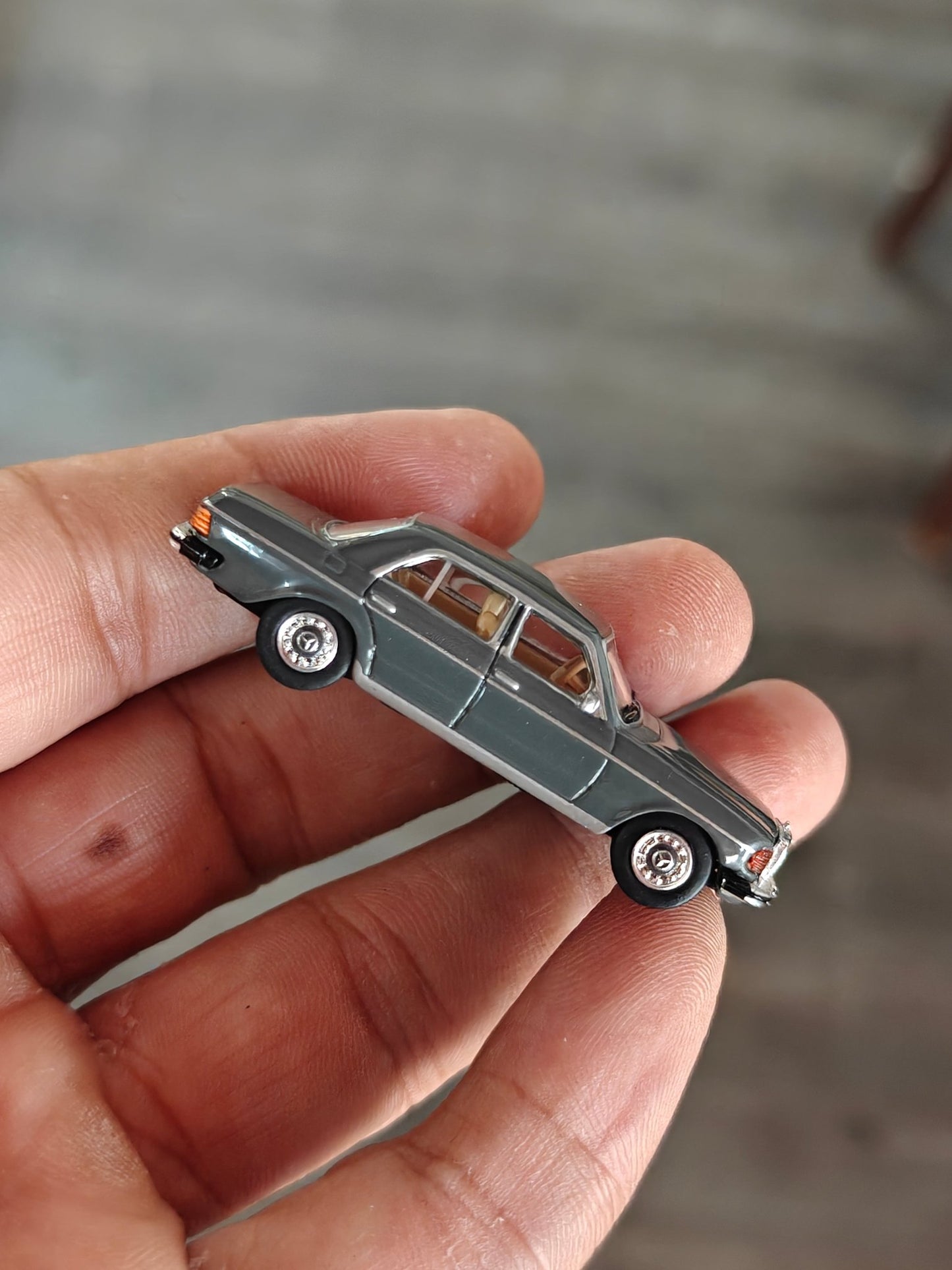 1:87 Schuco Mercedes - Benz W123 Sedan - Grey (Uncarded) - Kinder Logs