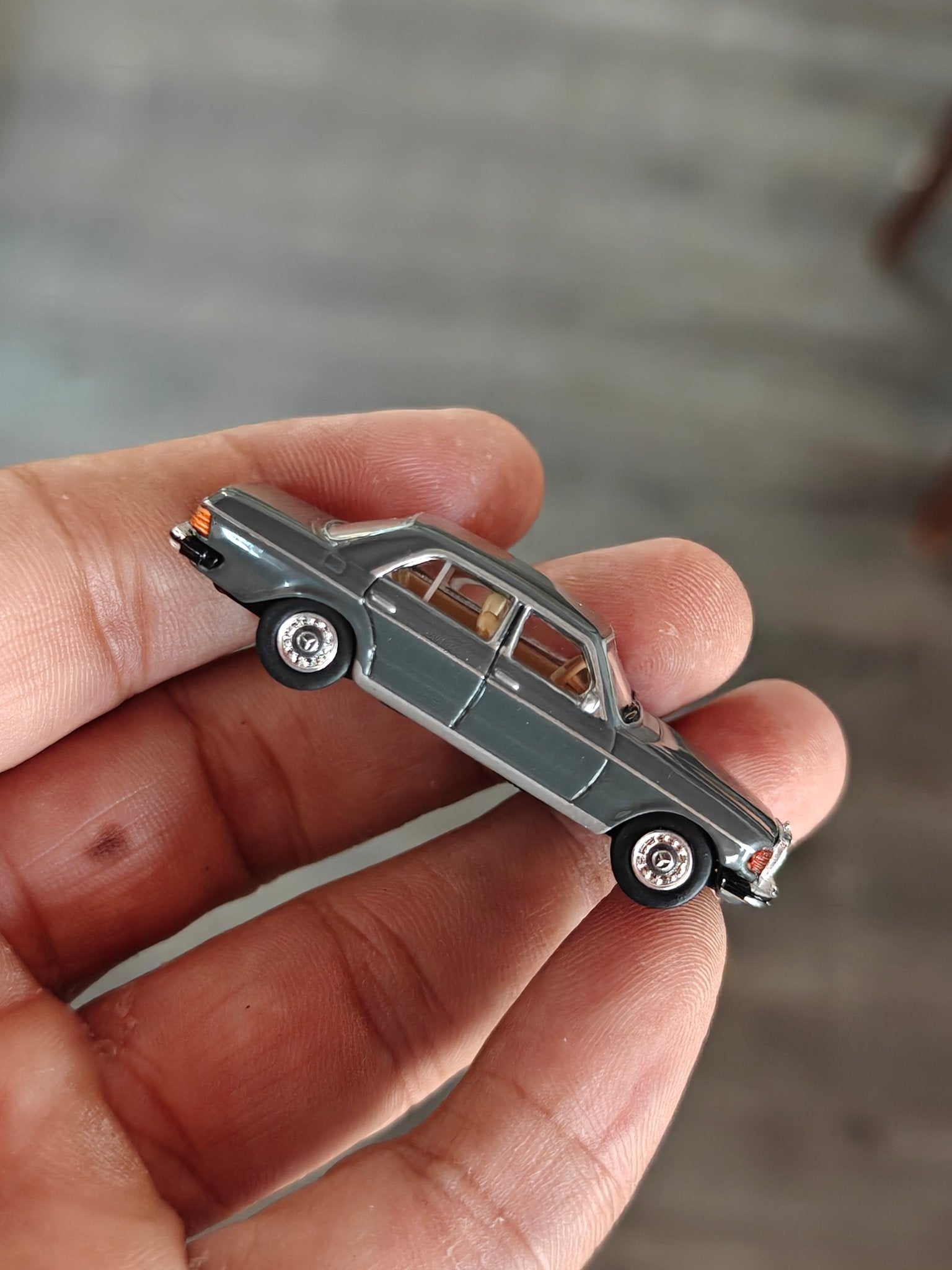 1:87 Schuco Mercedes - Benz W123 Sedan - Grey (Uncarded) - Kinder Logs