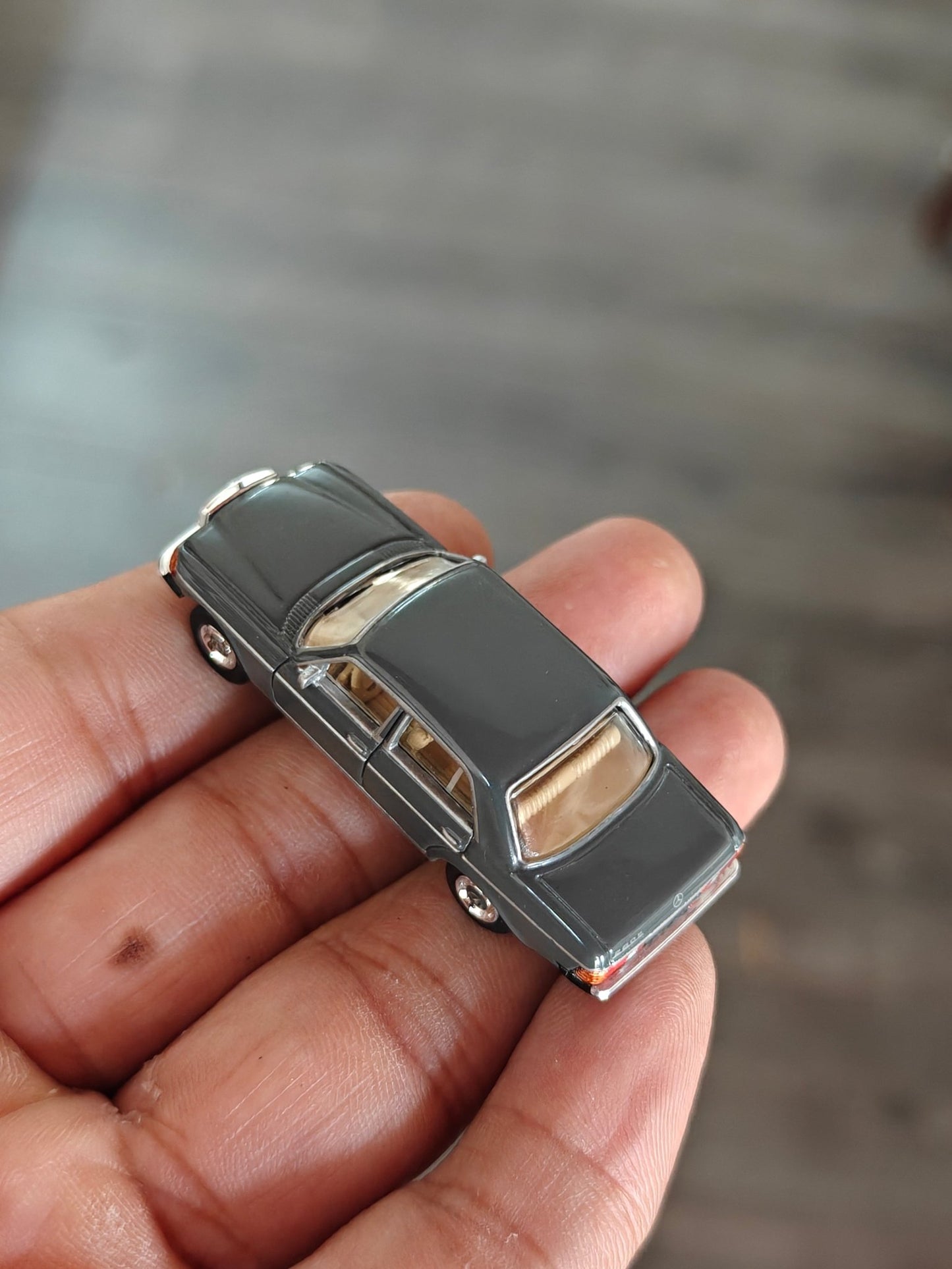 1:87 Schuco Mercedes - Benz W123 Sedan - Grey (Uncarded) - Kinder Logs