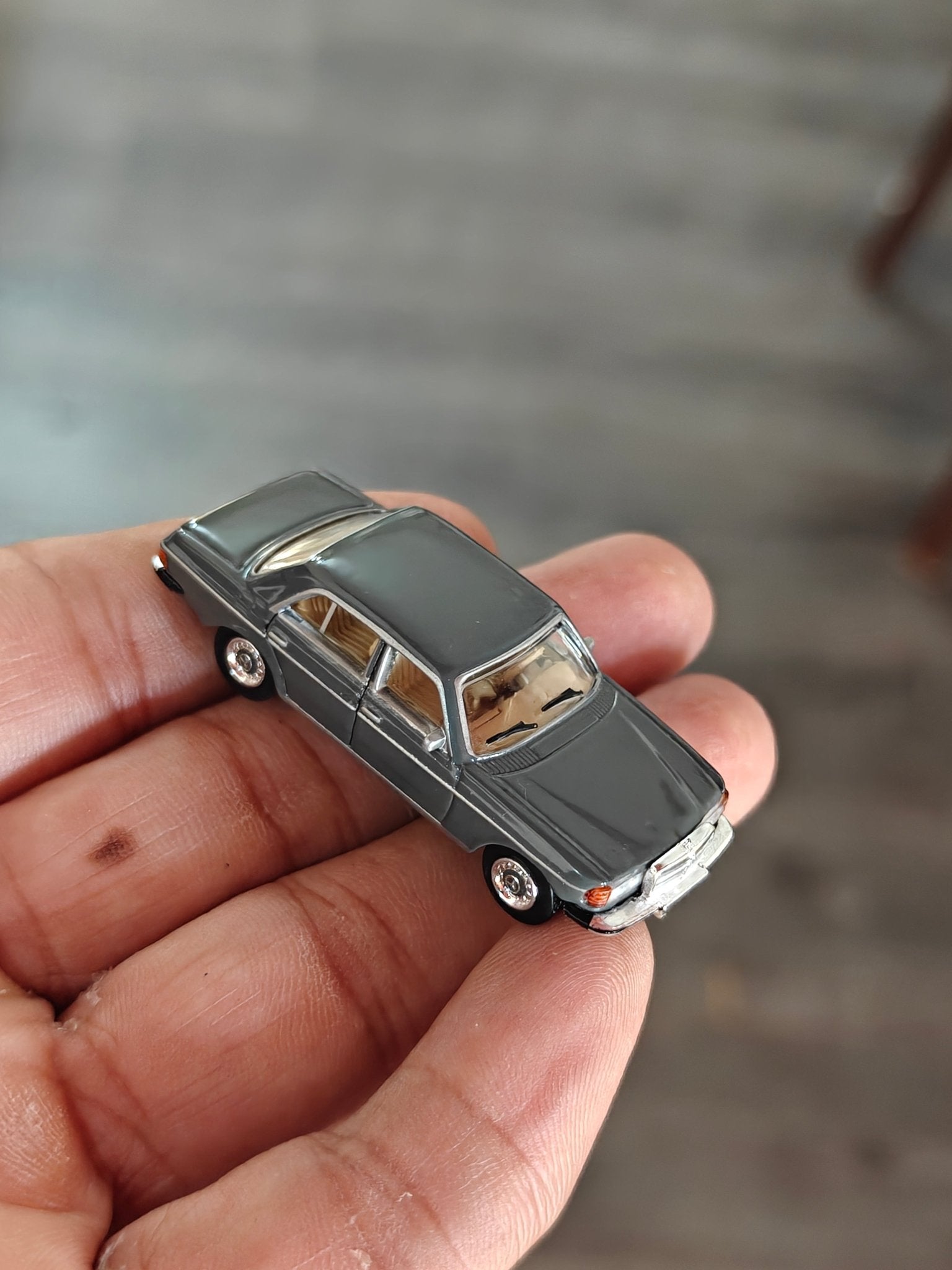 1:87 Schuco Mercedes - Benz W123 Sedan - Grey (Uncarded) - Kinder Logs