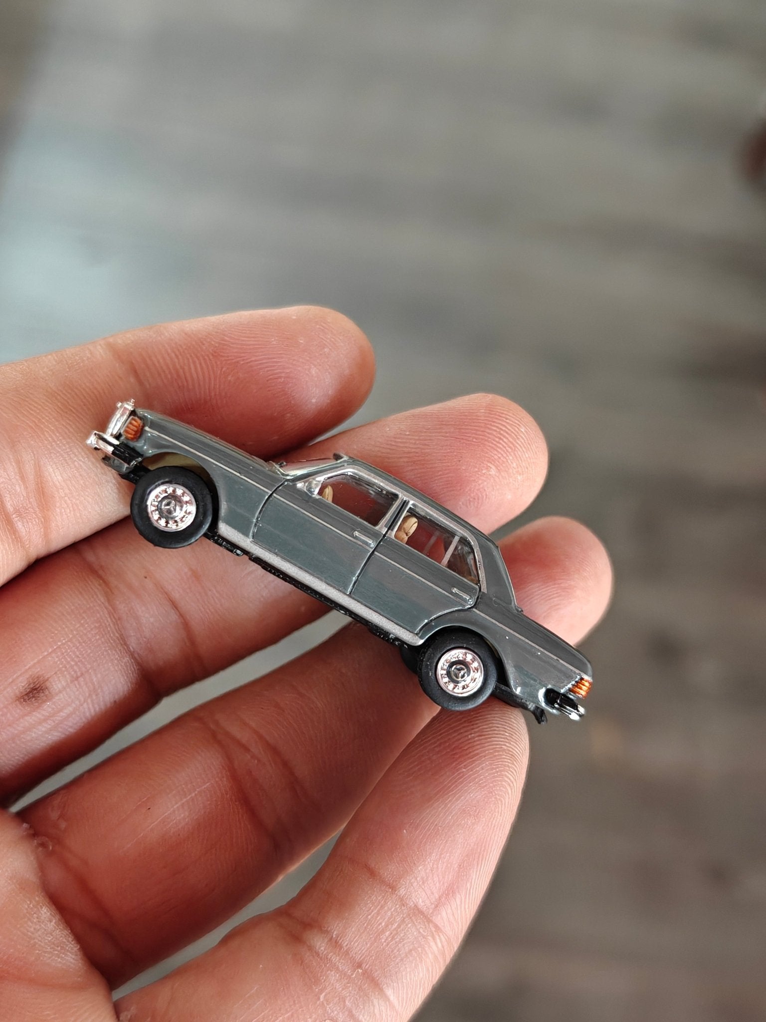 1:87 Schuco Mercedes - Benz W123 Sedan - Grey (Uncarded) - Kinder Logs
