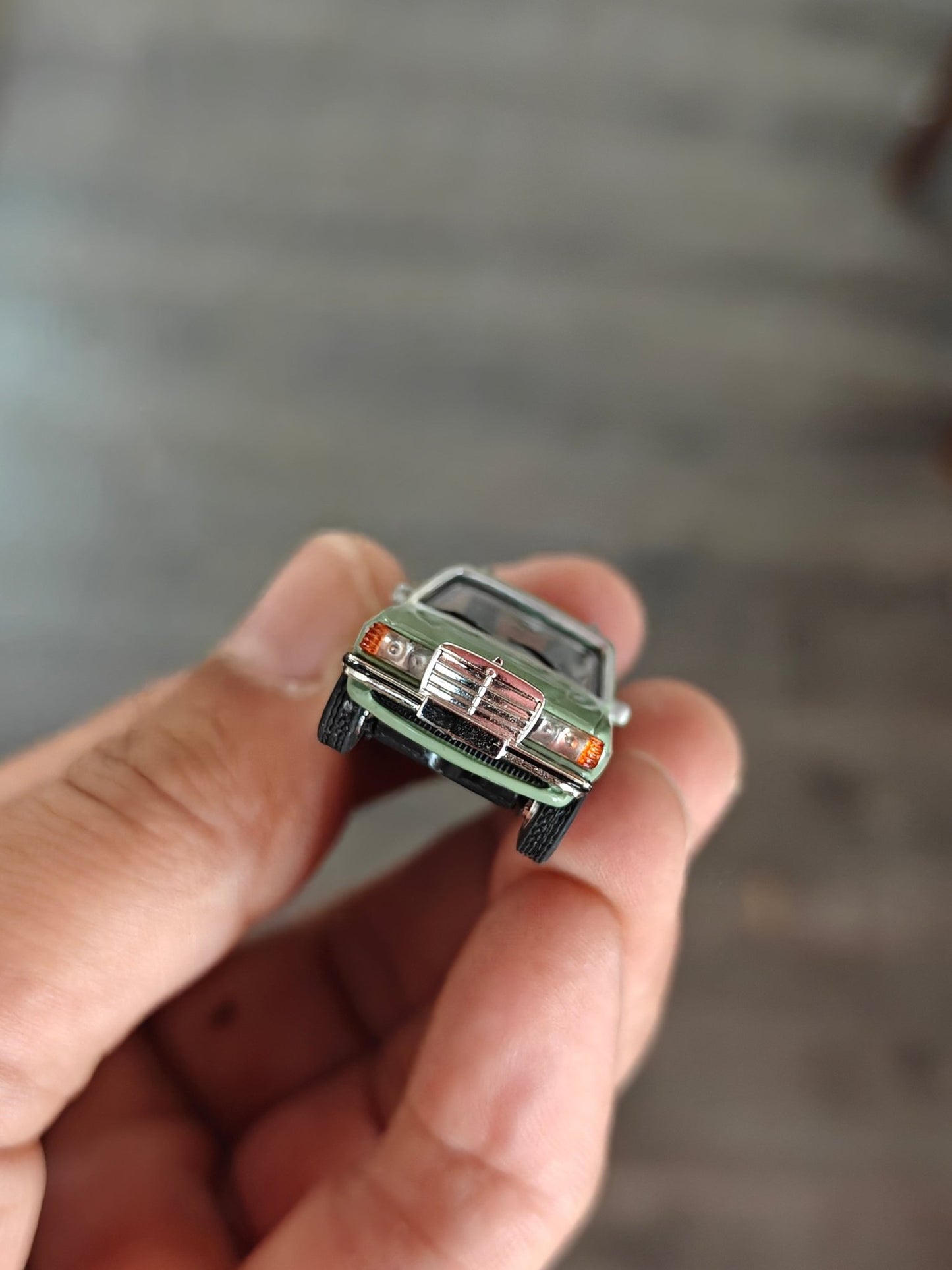 1:87 Schuco Mercedes - Benz W123 Wagon - Green (Uncarded) - Kinder Logs
