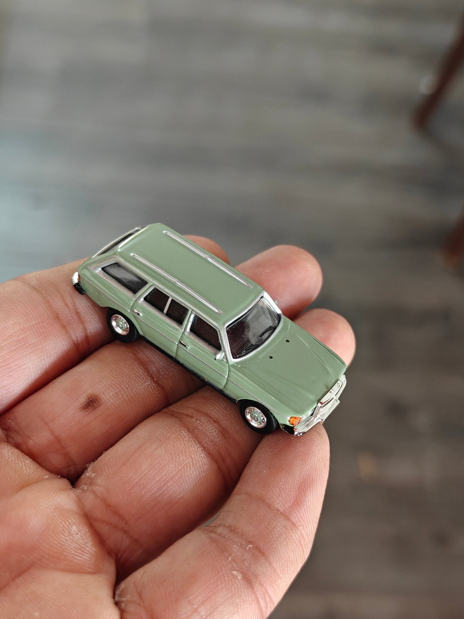1:87 Schuco Mercedes - Benz W123 Wagon - Green (Uncarded) - Kinder Logs