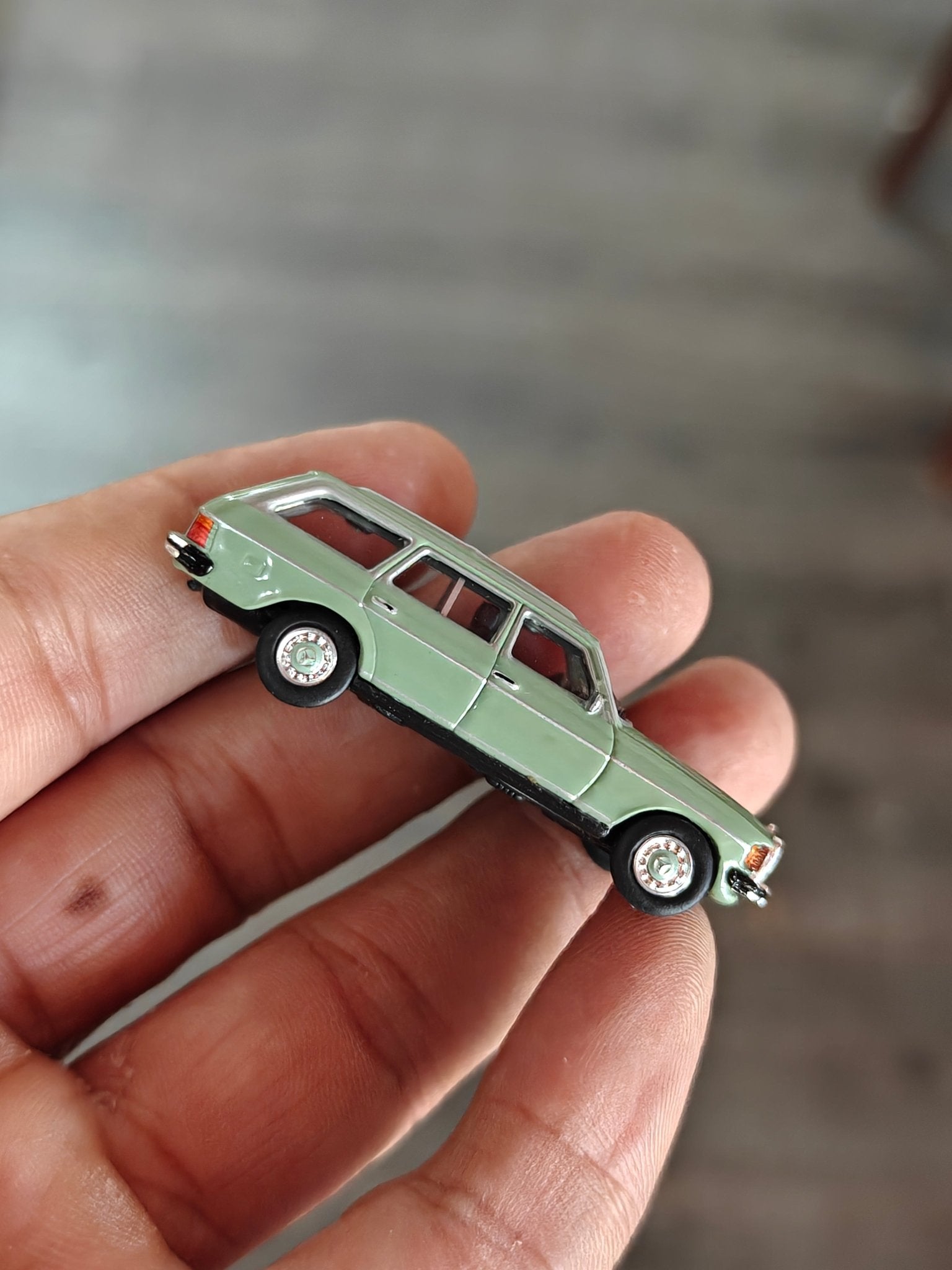 1:87 Schuco Mercedes - Benz W123 Wagon - Green (Uncarded) - Kinder Logs