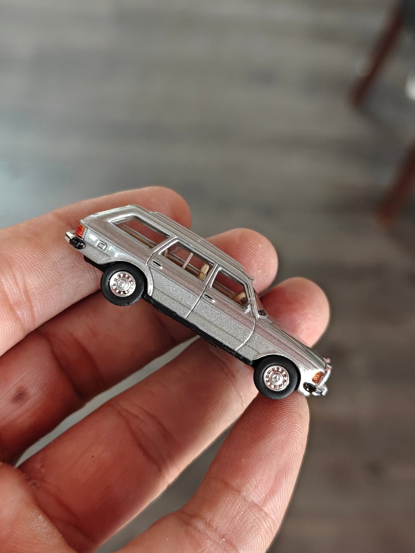 1:87 Schuco Mercedes - Benz W123 Wagon - Silver (Uncarded) - Kinder Logs