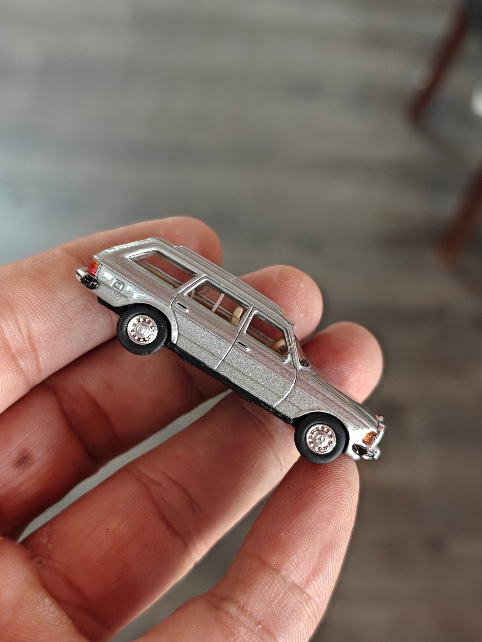 1:87 Schuco Mercedes - Benz W123 Wagon - Silver (Uncarded) - Kinder Logs