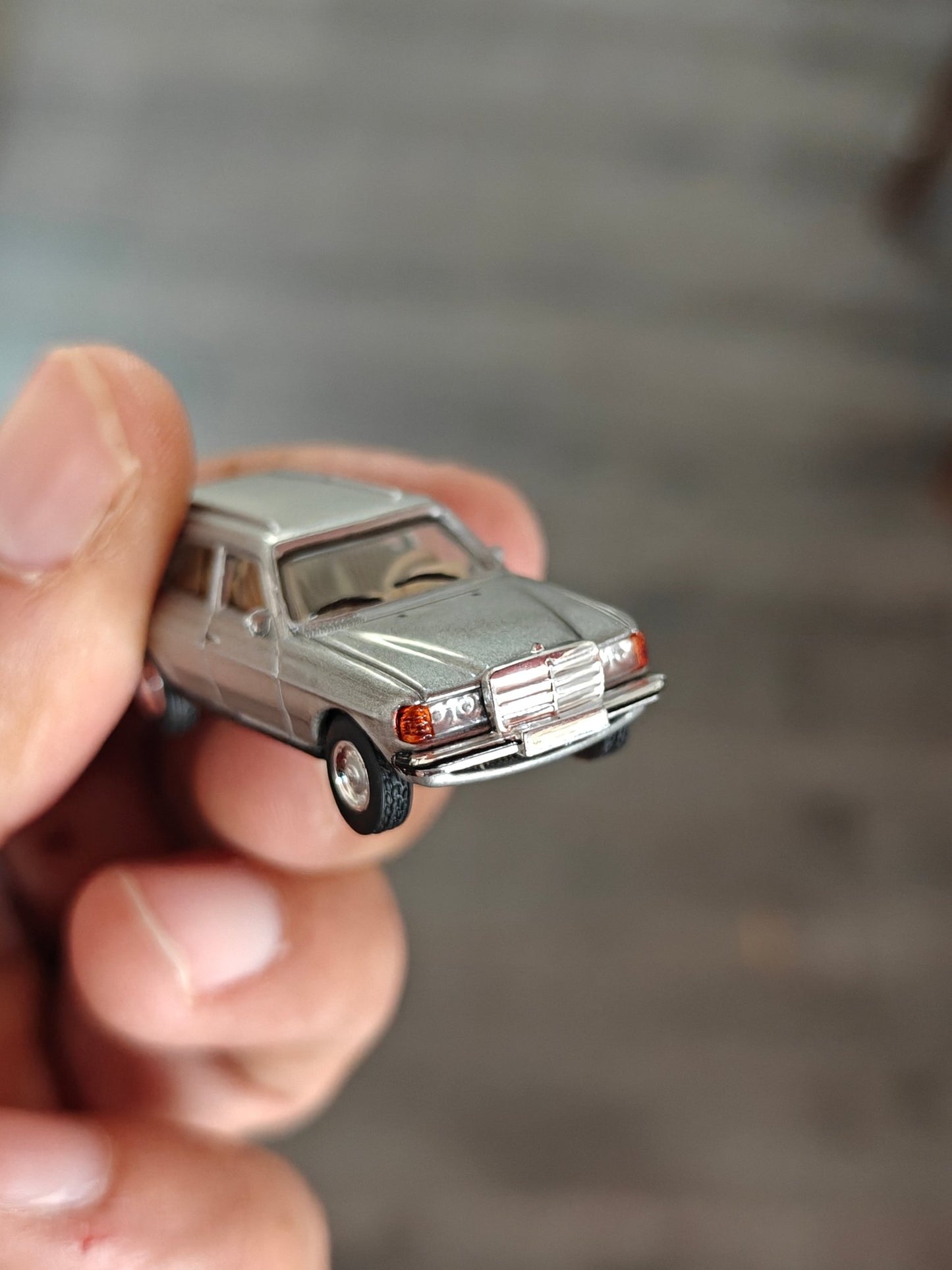 1:87 Schuco Mercedes - Benz W123 Wagon - Silver (Uncarded) - Kinder Logs