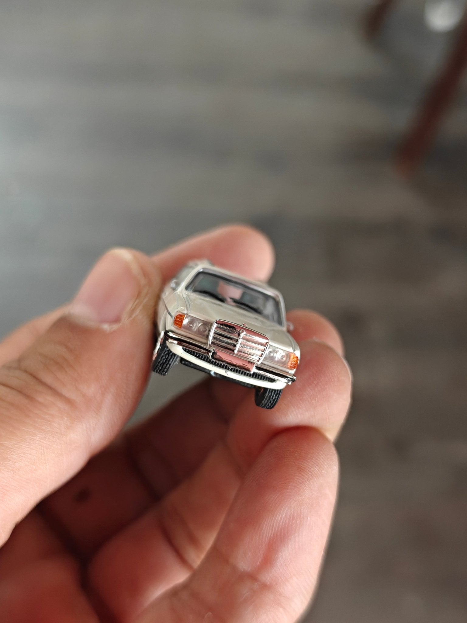 1:87 Schuco Mercedes - Benz W123 Wagon - White (Uncarded) - Kinder Logs