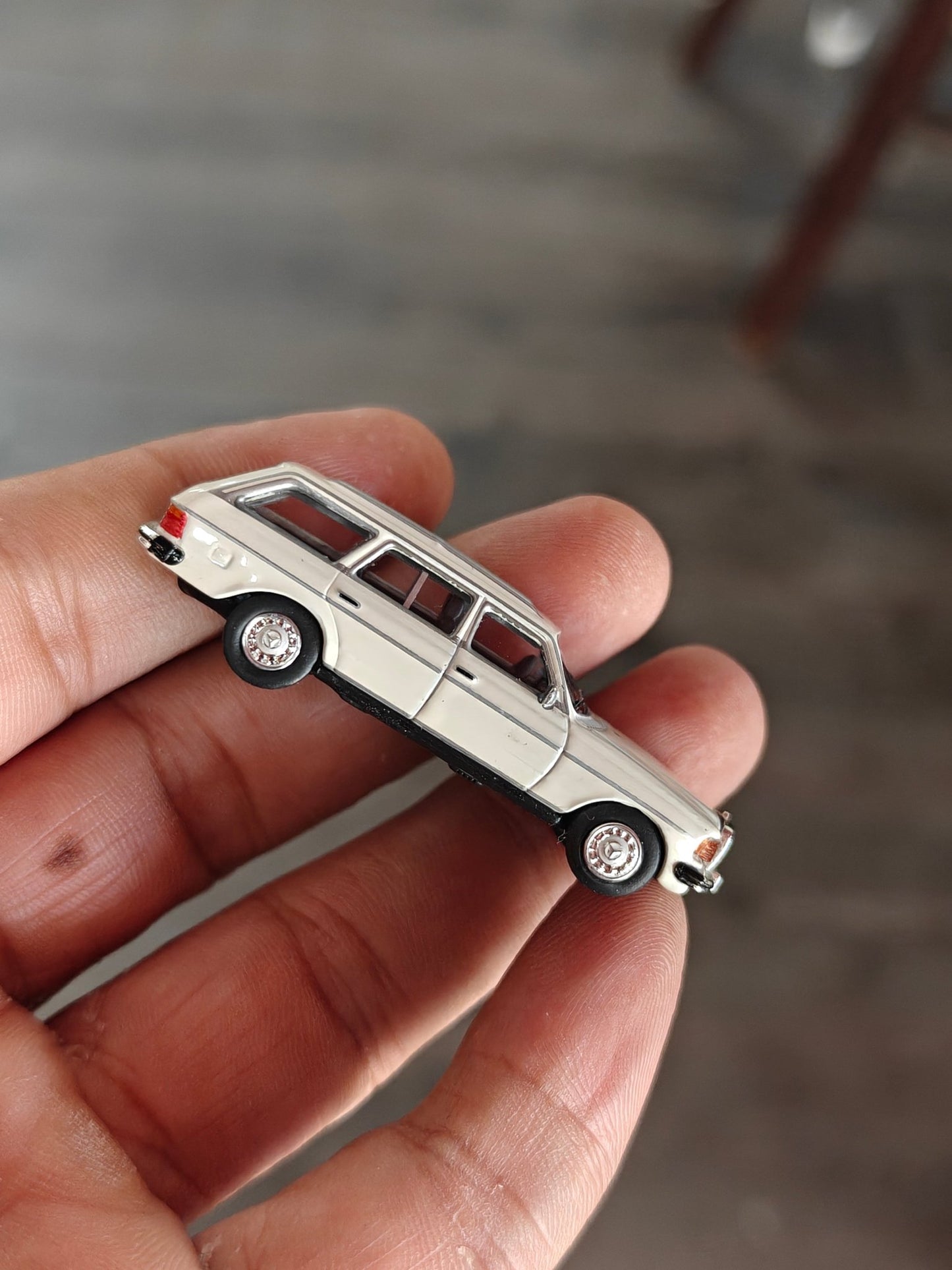 1:87 Schuco Mercedes - Benz W123 Wagon - White (Uncarded) - Kinder Logs