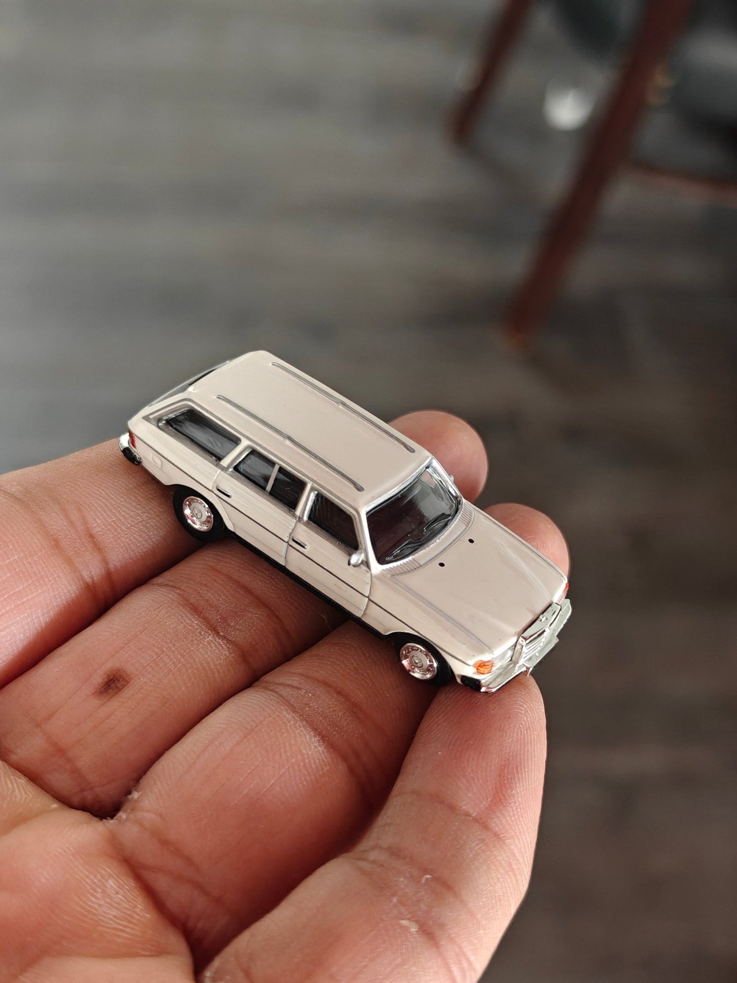 1:87 Schuco Mercedes - Benz W123 Wagon - White (Uncarded) - Kinder Logs