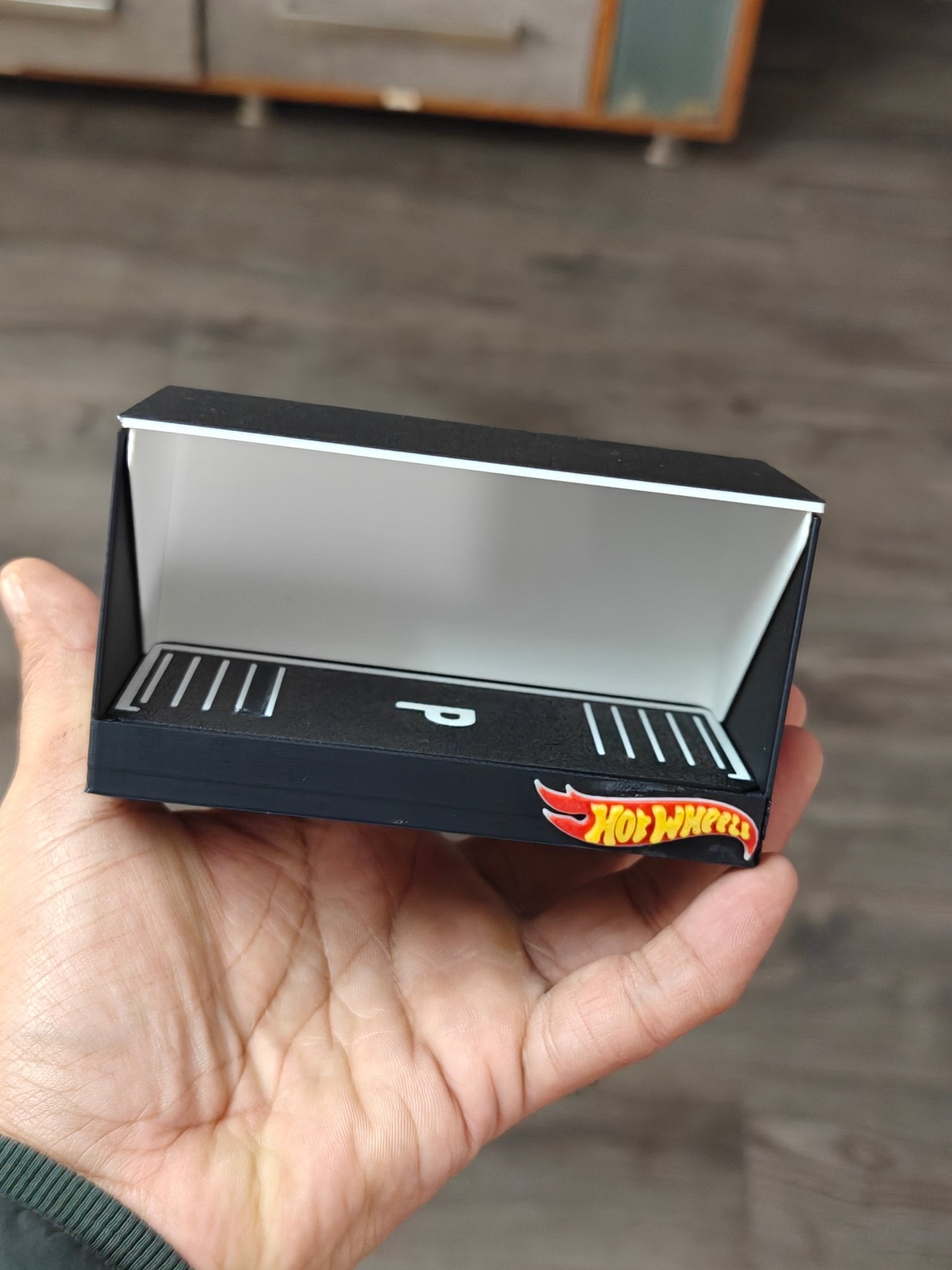 3D - Printed Car Garage For 1:64 Diecast Car (Black) - Kinder Logs