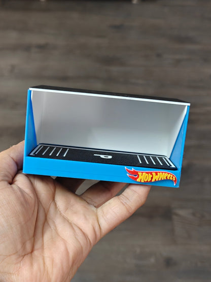 3D - Printed Car Garage For 1:64 Diecast Car (Blue) - Kinder Logs