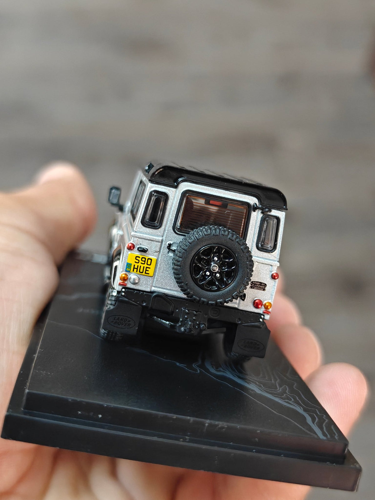 ARBox Land Rover Defender 90 (Cracked Display Case) - Kinder Logs
