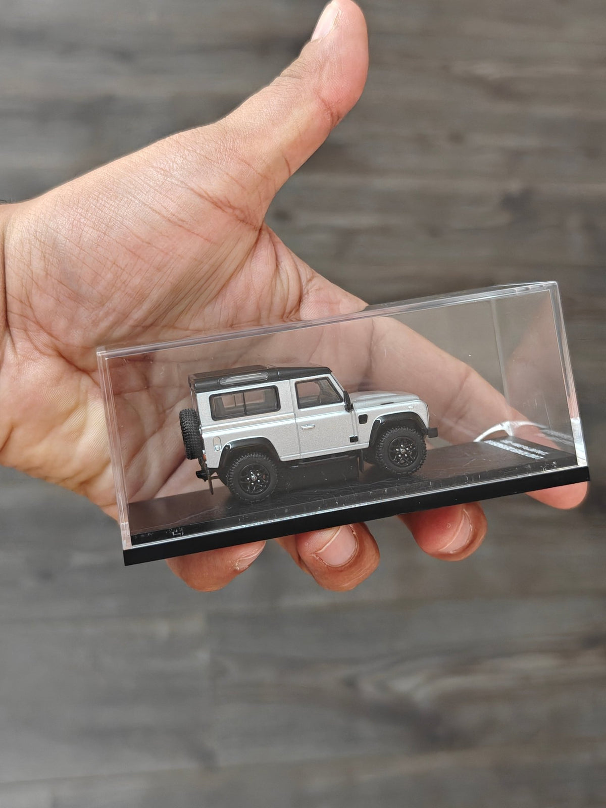 ARBox Land Rover Defender 90 (Cracked Display Case) - Kinder Logs