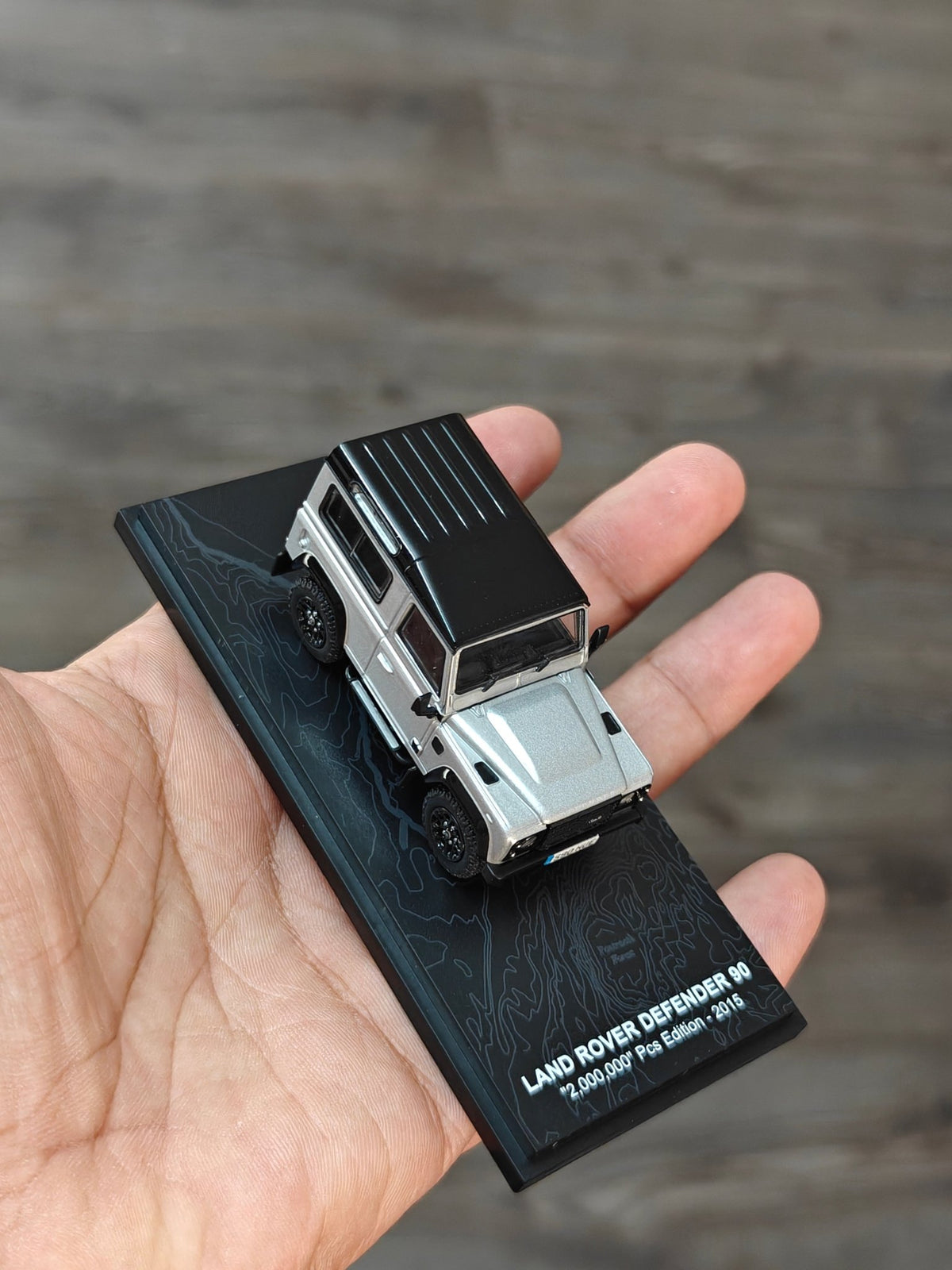 ARBox Land Rover Defender 90 (Cracked Display Case) - Kinder Logs