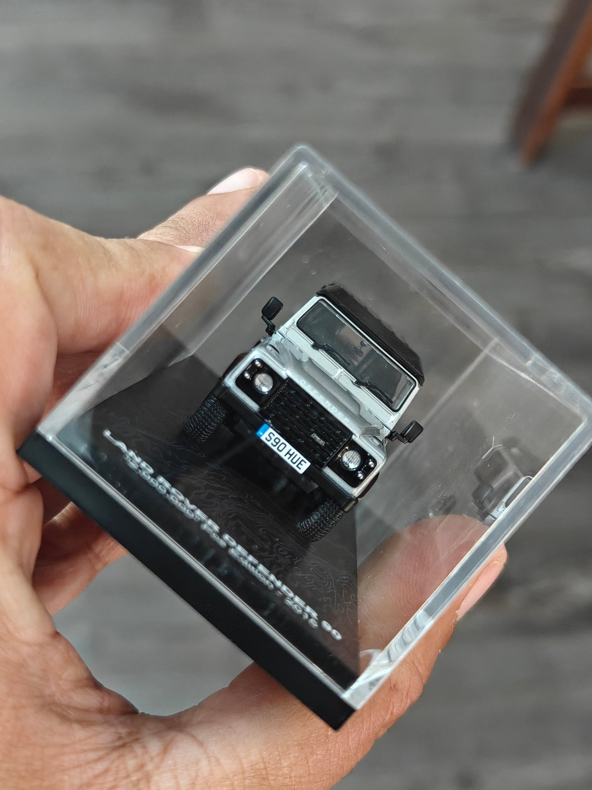 ARBox Land Rover Defender 90 (Cracked Display Case) - Kinder Logs