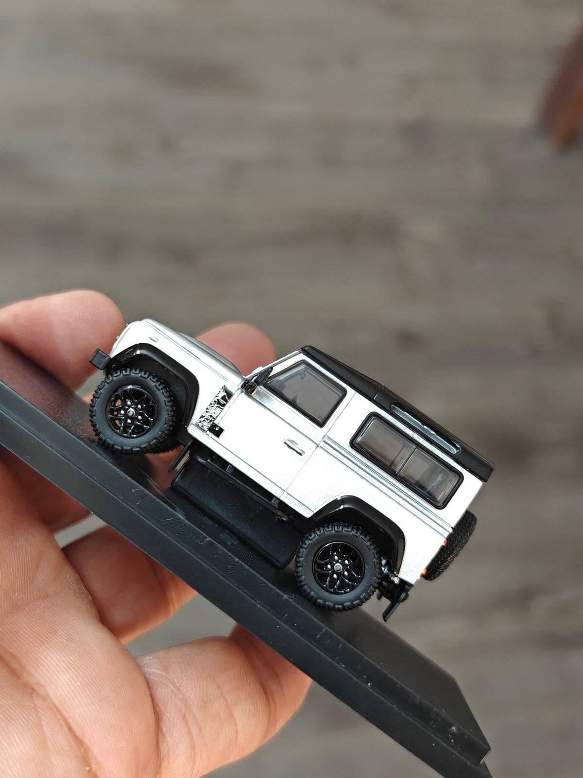 ARBox Land Rover Defender 90 (Cracked Display Case) - Kinder Logs