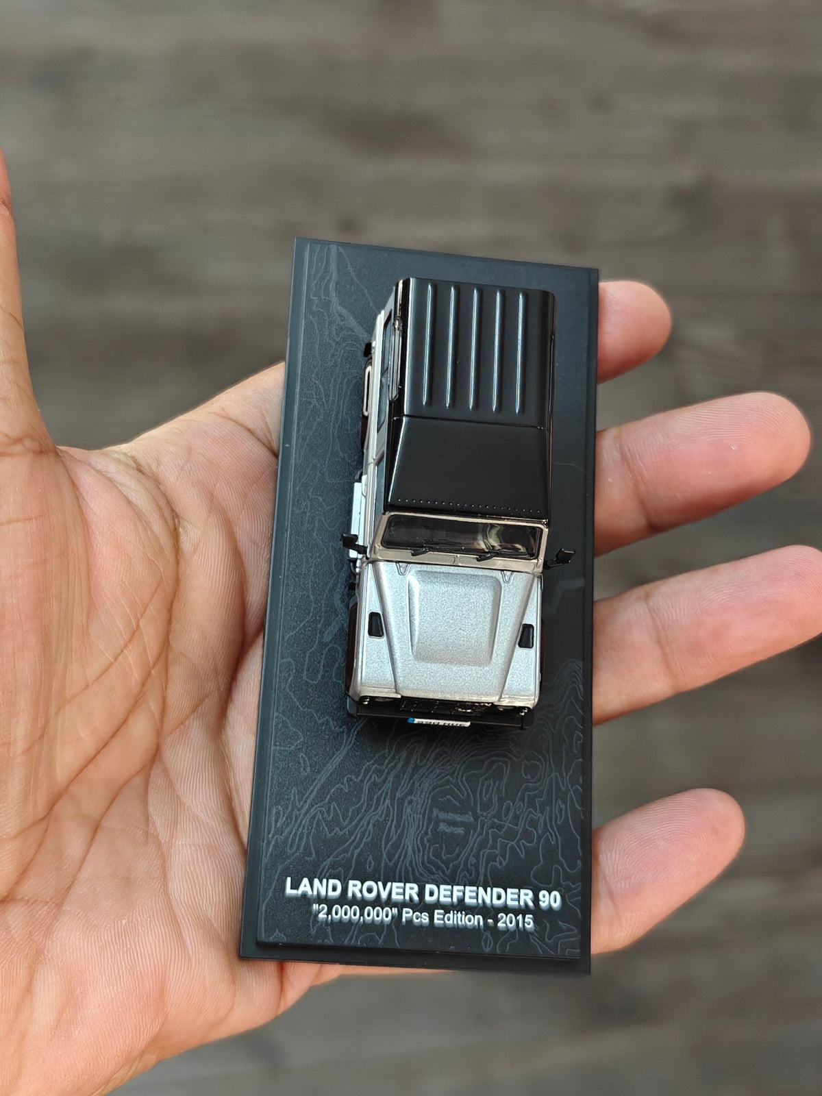 ARBox Land Rover Defender 90 (Cracked Display Case) - Kinder Logs