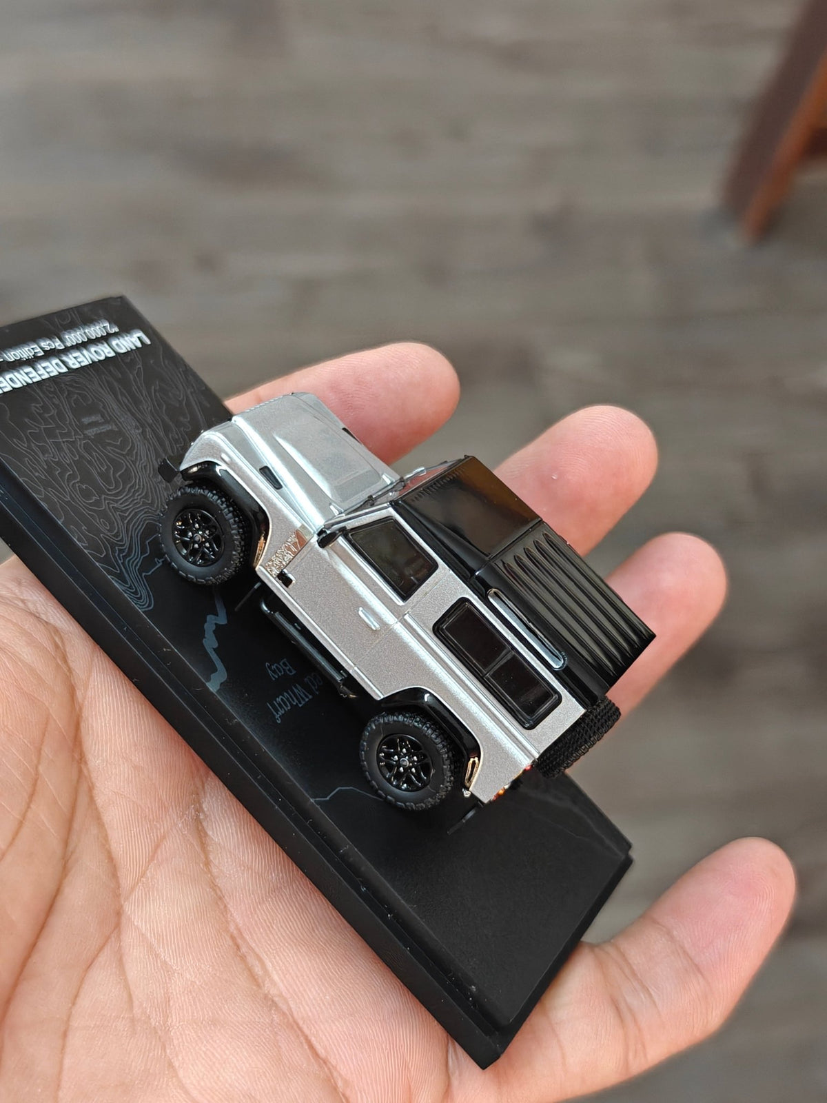 ARBox Land Rover Defender 90 (Cracked Display Case) - Kinder Logs