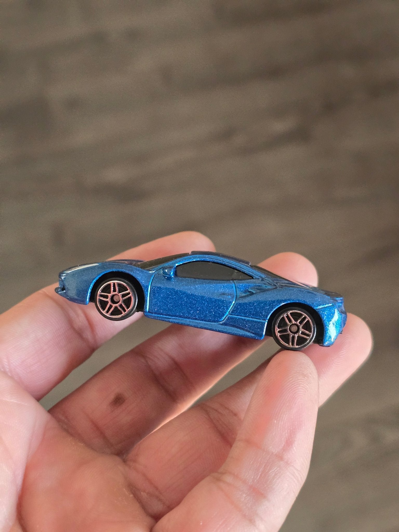 Bburago Ferrari 488 GTB - Blue (Uncarded - New) - Kinder Logs