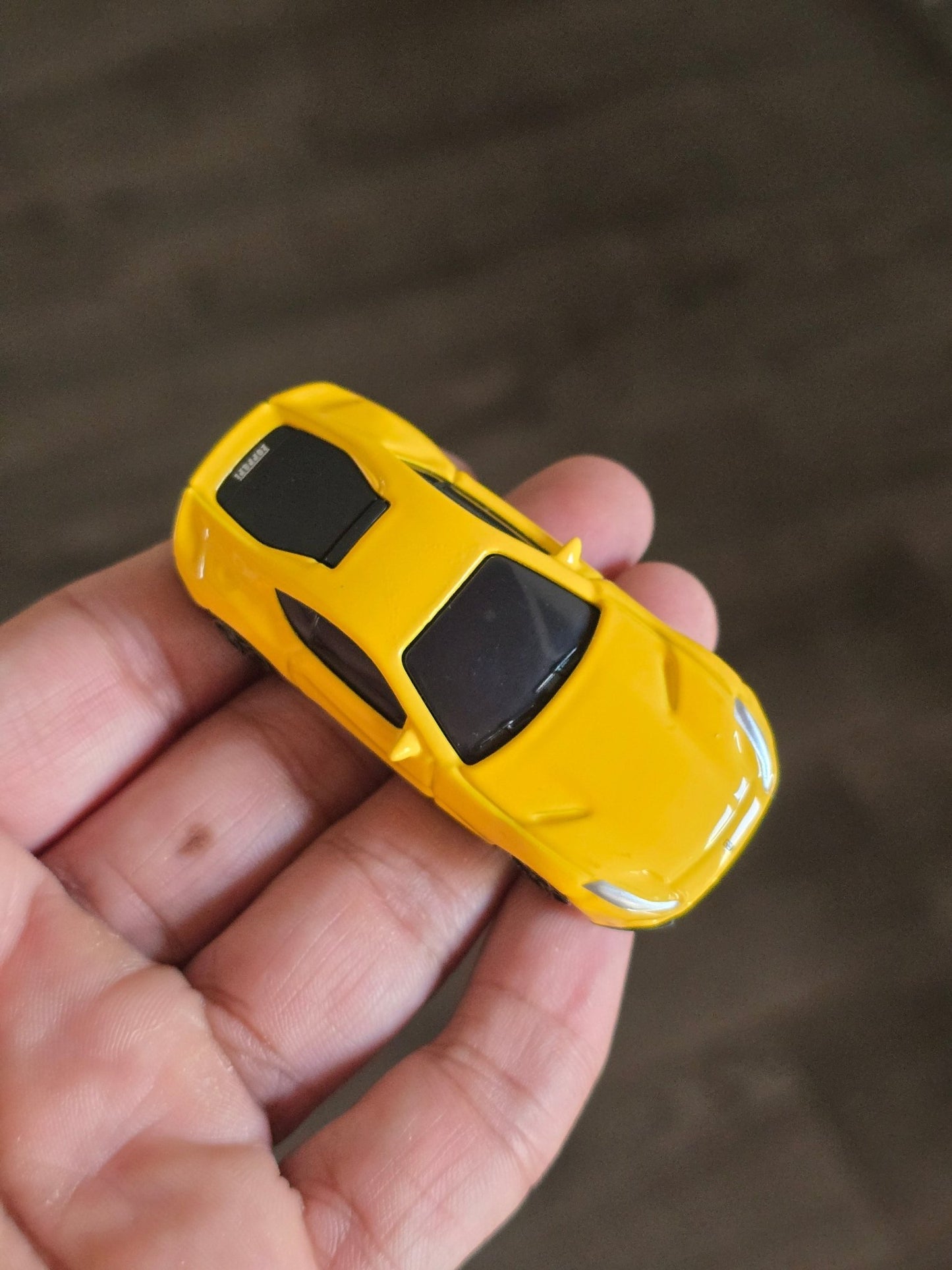 Bburago Ferrari 812 Superfast - Yellow (Uncarded - New) - Kinder Logs