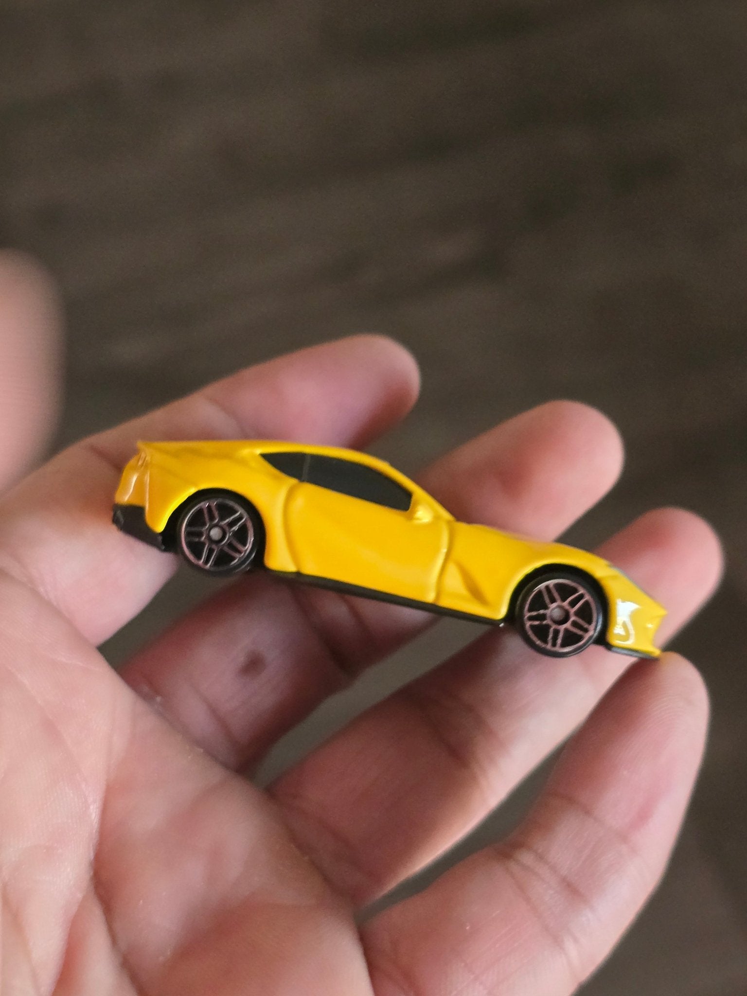 Bburago Ferrari 812 Superfast - Yellow (Uncarded - New) - Kinder Logs