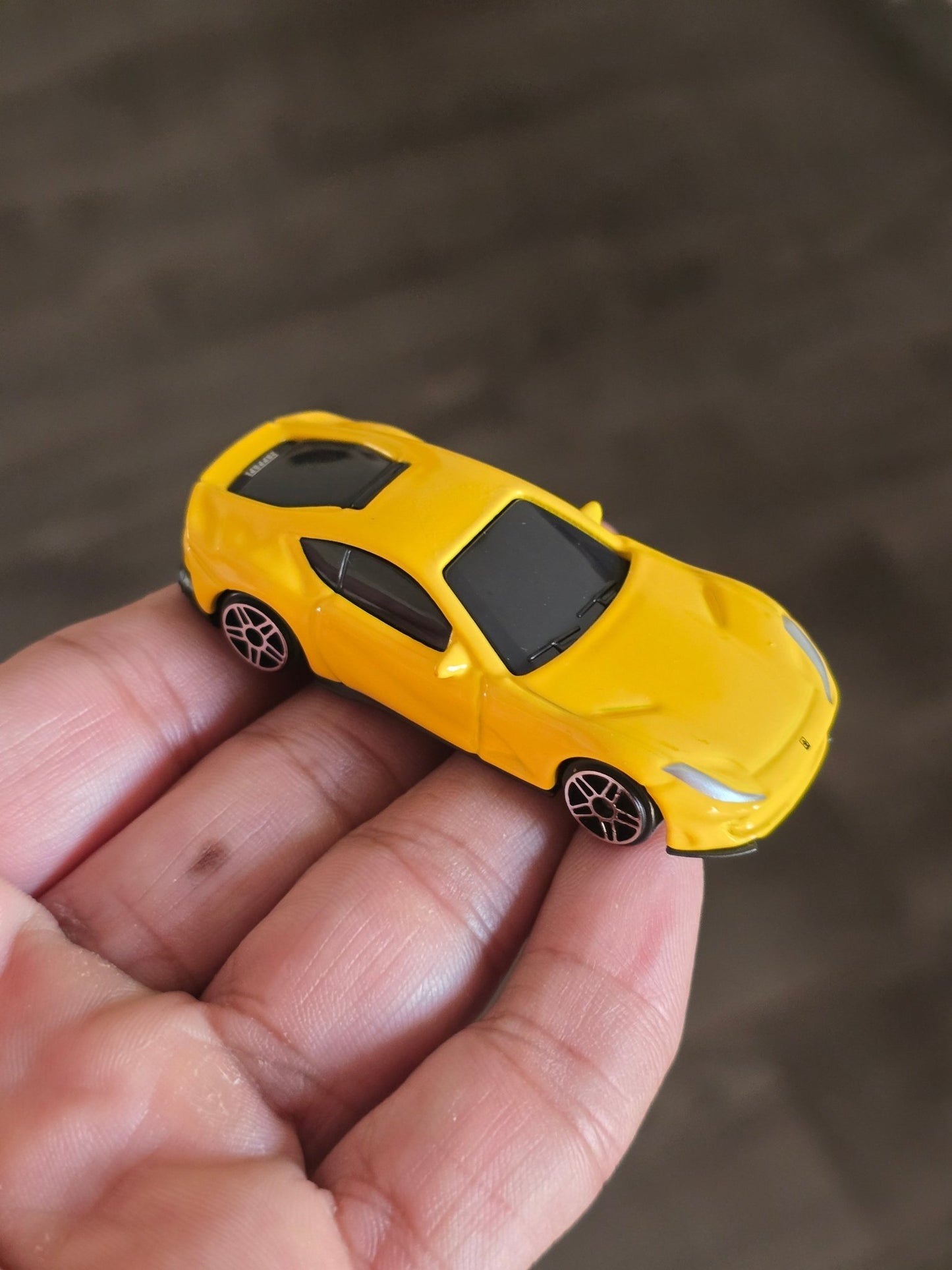Bburago Ferrari 812 Superfast - Yellow (Uncarded - New) - Kinder Logs