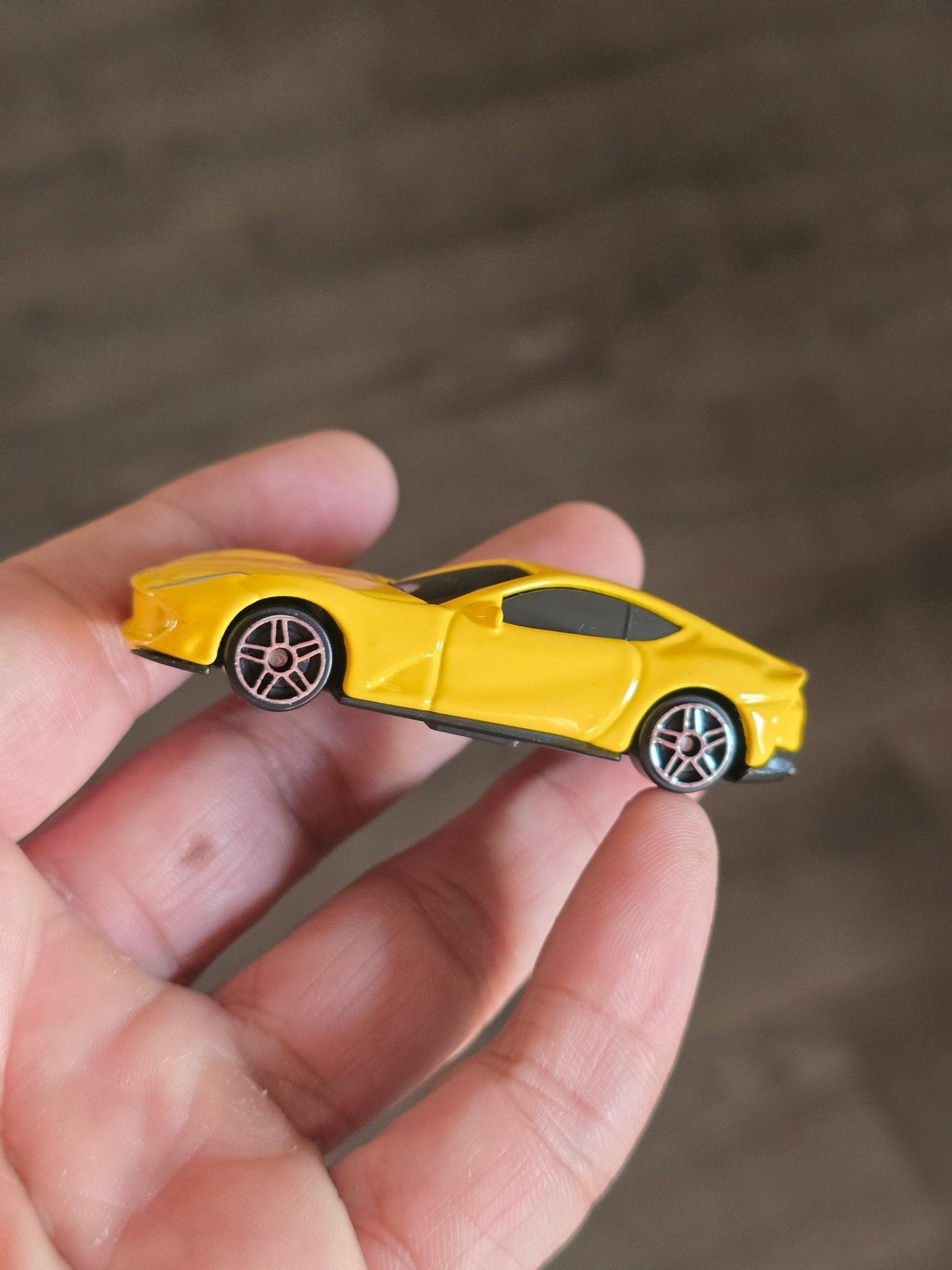 Bburago Ferrari 812 Superfast - Yellow (Uncarded - New) - Kinder Logs