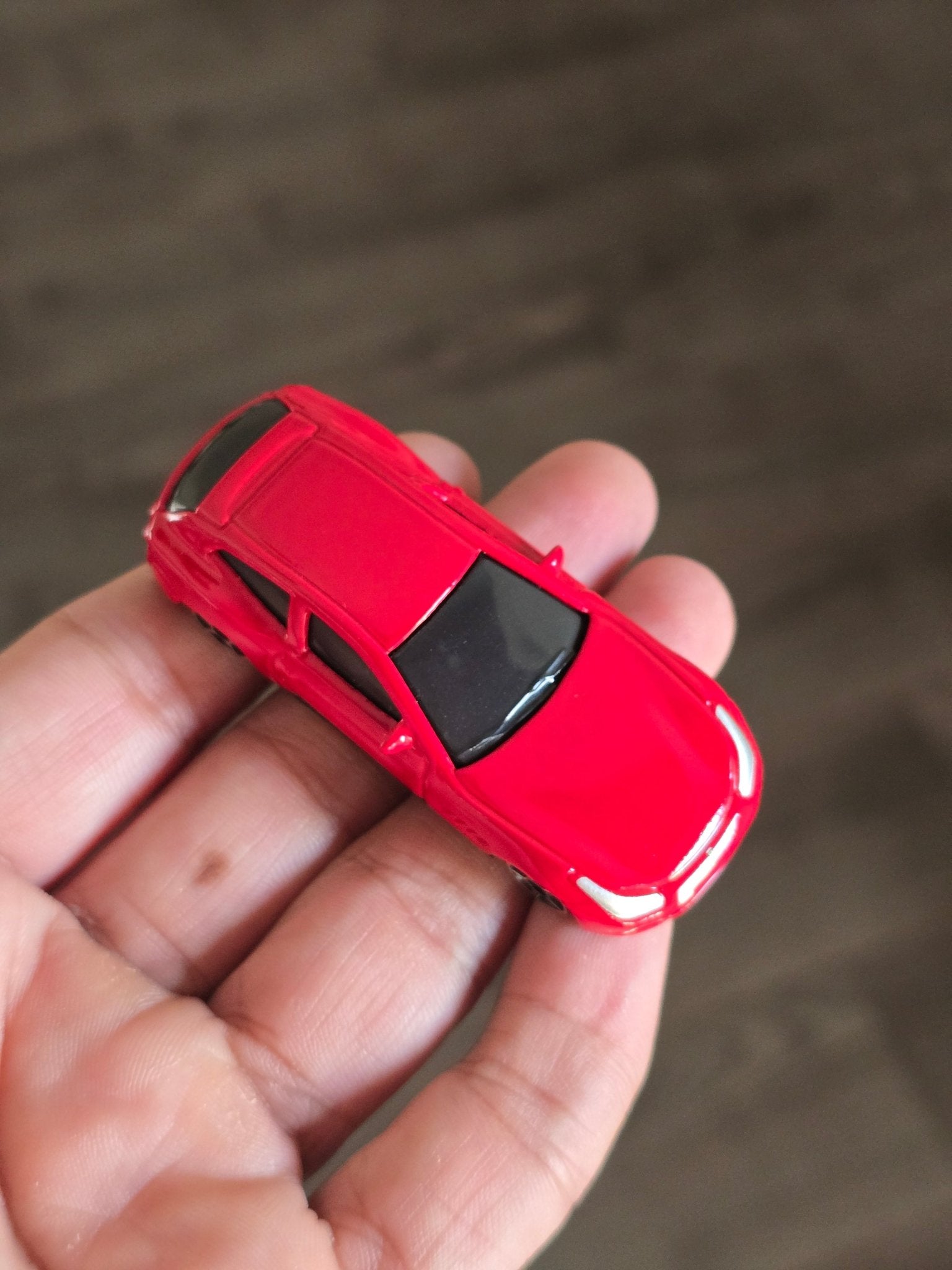 Bburago Ferrari GTC4 Lusso - Red (Uncarded - New) - Kinder Logs