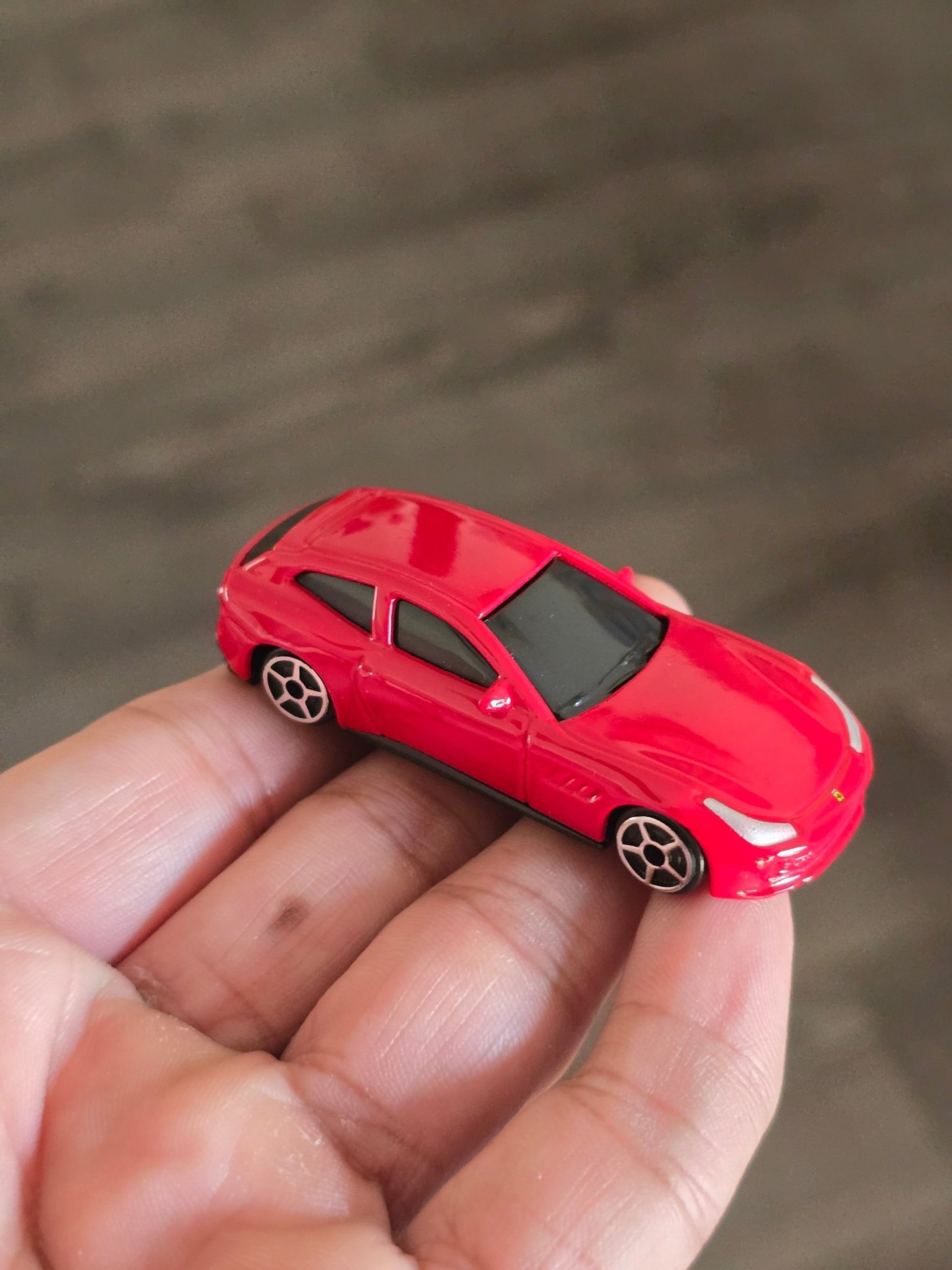 Bburago Ferrari GTC4 Lusso - Red (Uncarded - New) - Kinder Logs