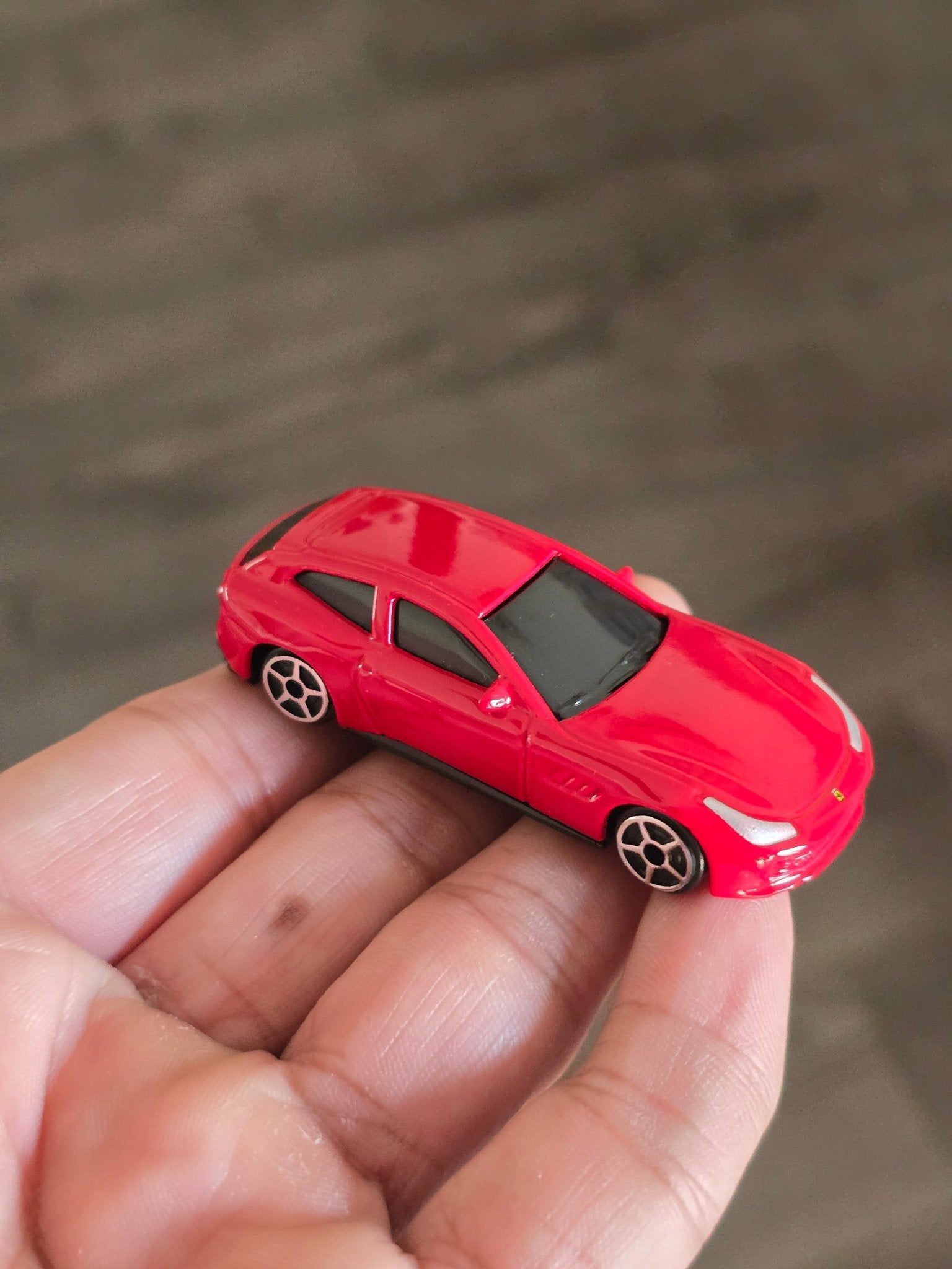 Bburago Ferrari GTC4 Lusso - Red (Uncarded - New) - Kinder Logs