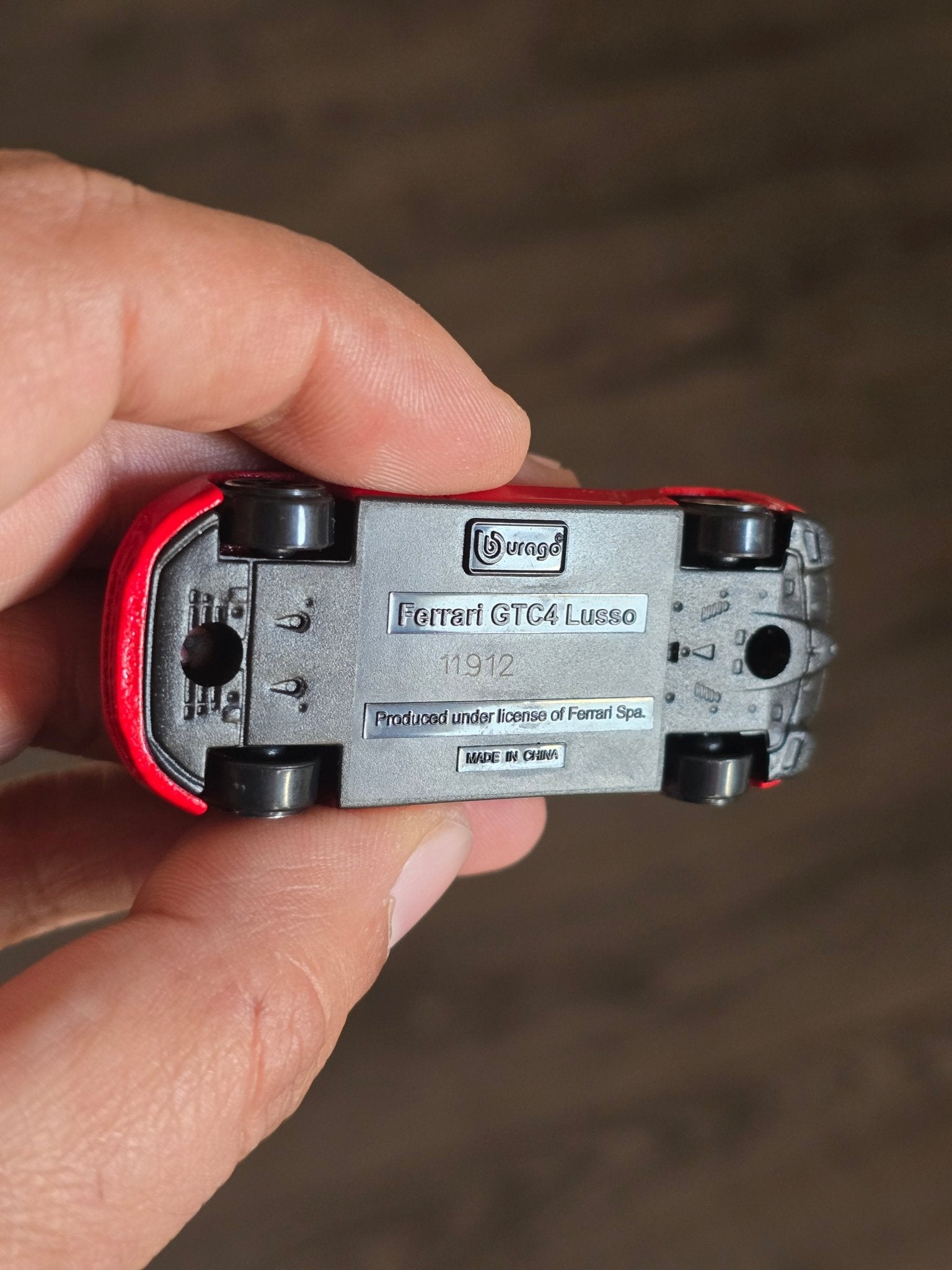 Bburago Ferrari GTC4 Lusso - Red (Uncarded - New) - Kinder Logs