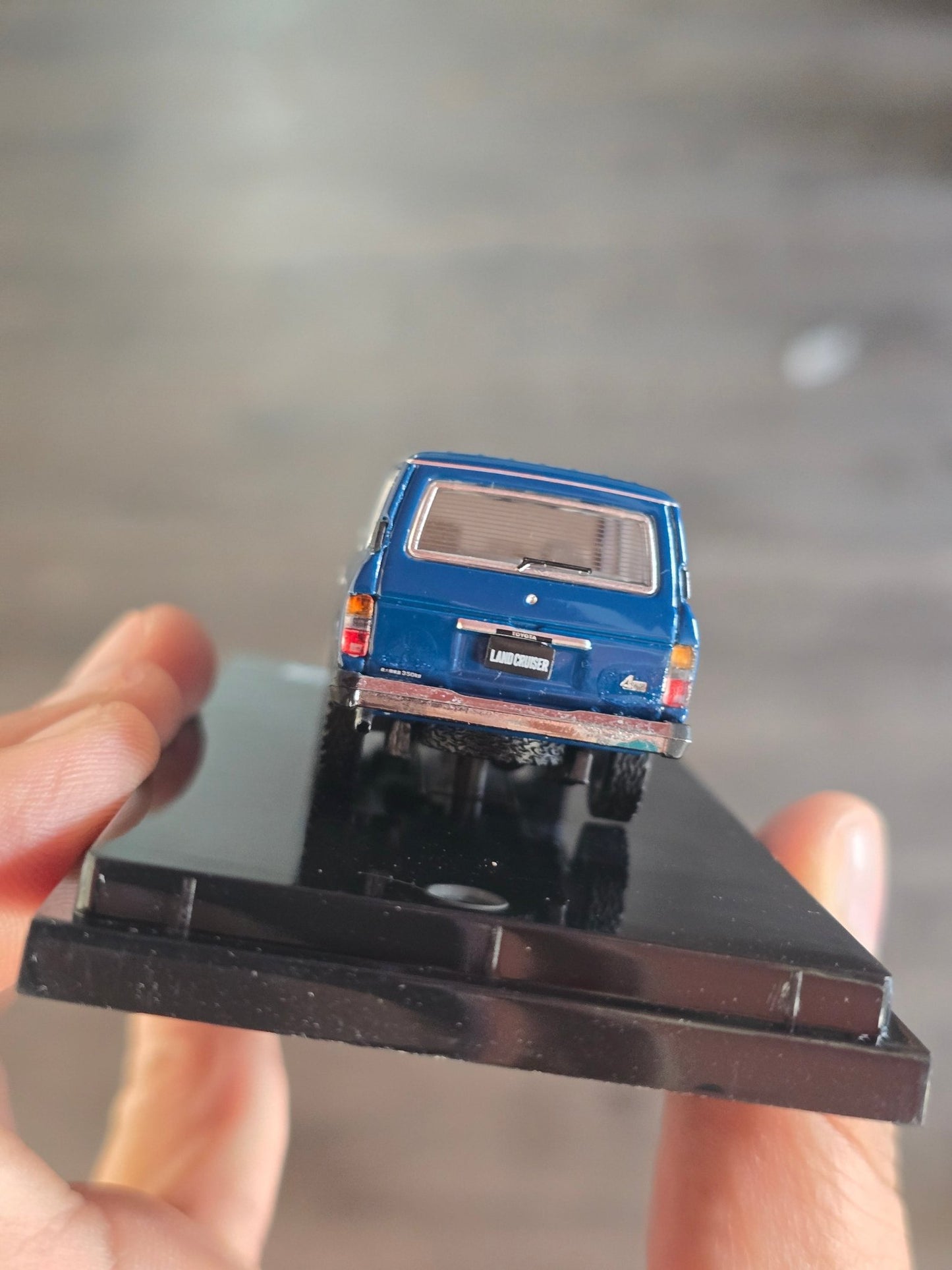 Hobby Japan 1981 Toyota Land Cruiser 60 GX (Broken Side Mirrors) - Kinder Logs