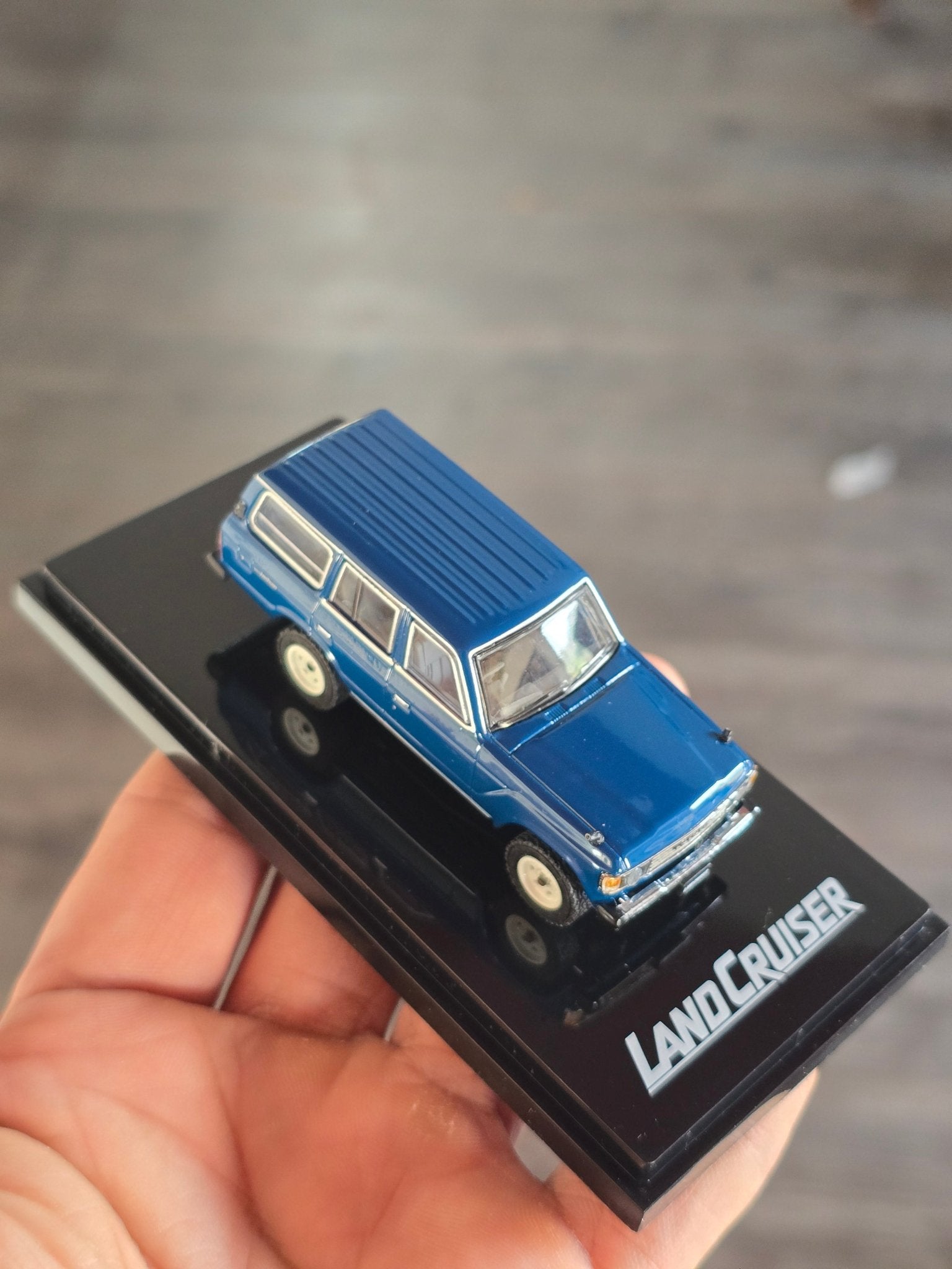 Hobby Japan 1981 Toyota Land Cruiser 60 GX (Broken Side Mirrors) - Kinder Logs