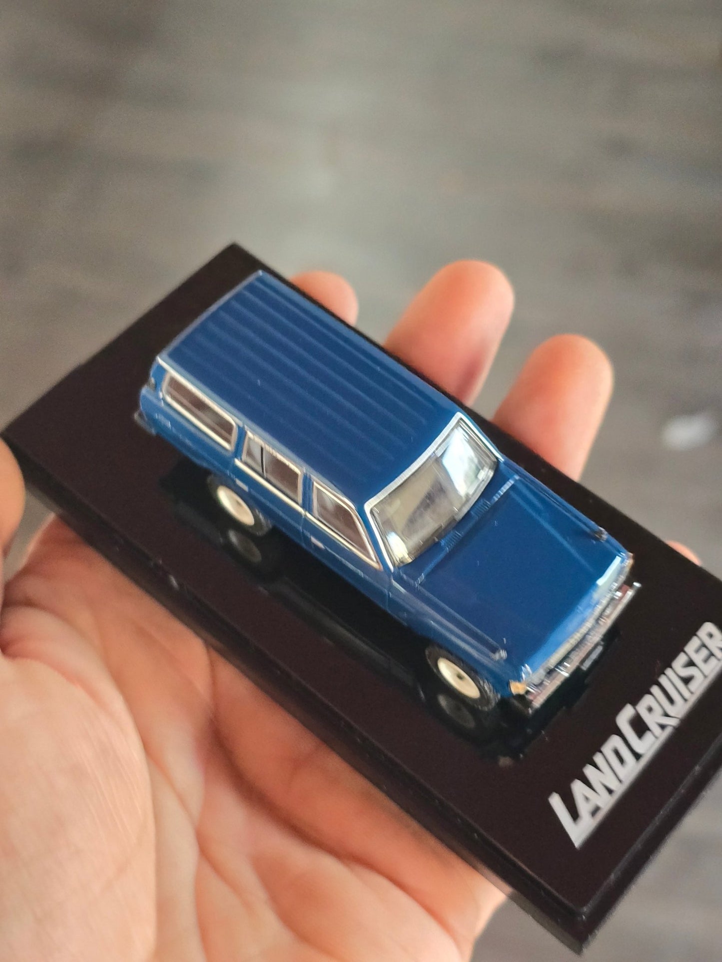 Hobby Japan 1981 Toyota Land Cruiser 60 GX (Broken Side Mirrors) - Kinder Logs