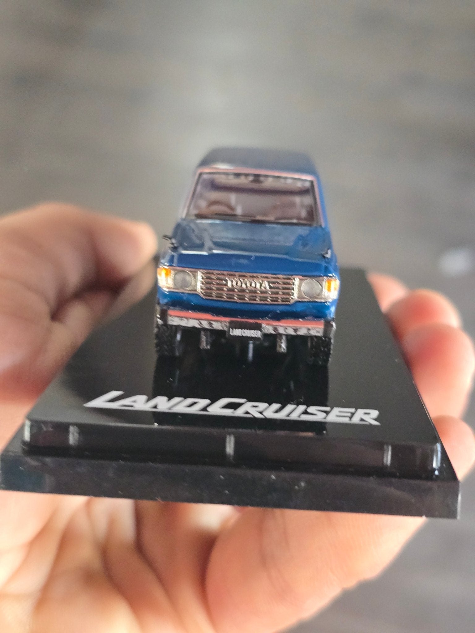 Hobby Japan 1981 Toyota Land Cruiser 60 GX (Broken Side Mirrors) - Kinder Logs