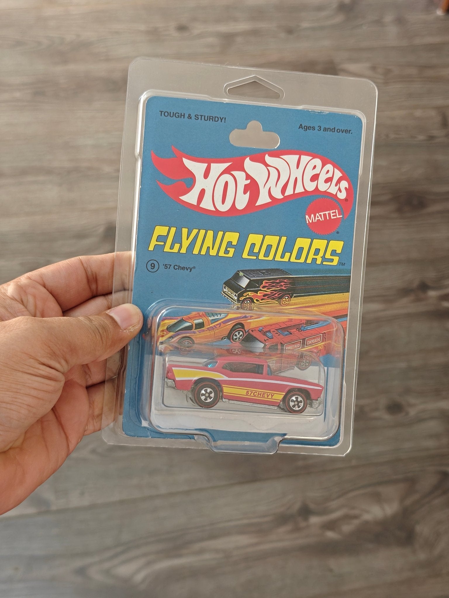 Hot Wheels 1957 Chevy "Flying Colors" (Imported) - Kinder Logs